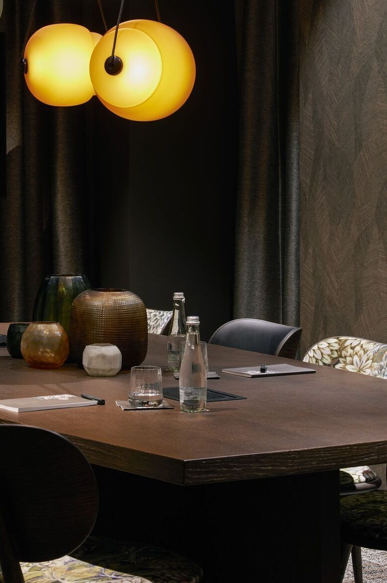 Hotel Danzig The Cloud One Meetingraum mit großem Tisch und acht Stühlen