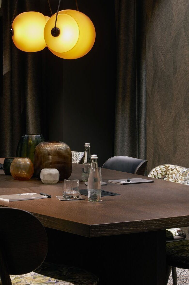 Hotel Danzig The Cloud One Meetingraum mit großem Tisch und acht Stühlen Hotel Danzig The Cloud One Meetingraum mit großem Tisch und acht Stühlen