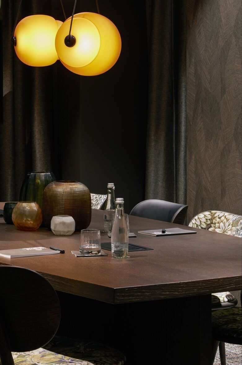 Hotel Danzig The Cloud One Meetingraum mit großem Tisch und acht Stühlen
