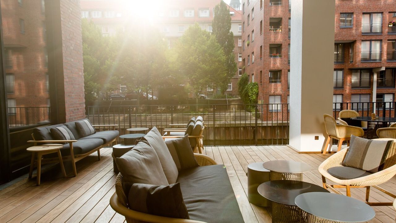 Hotel Hamburg Fleetinsel Motel One beOne Deal Terrasse bei Sonnenuntergang