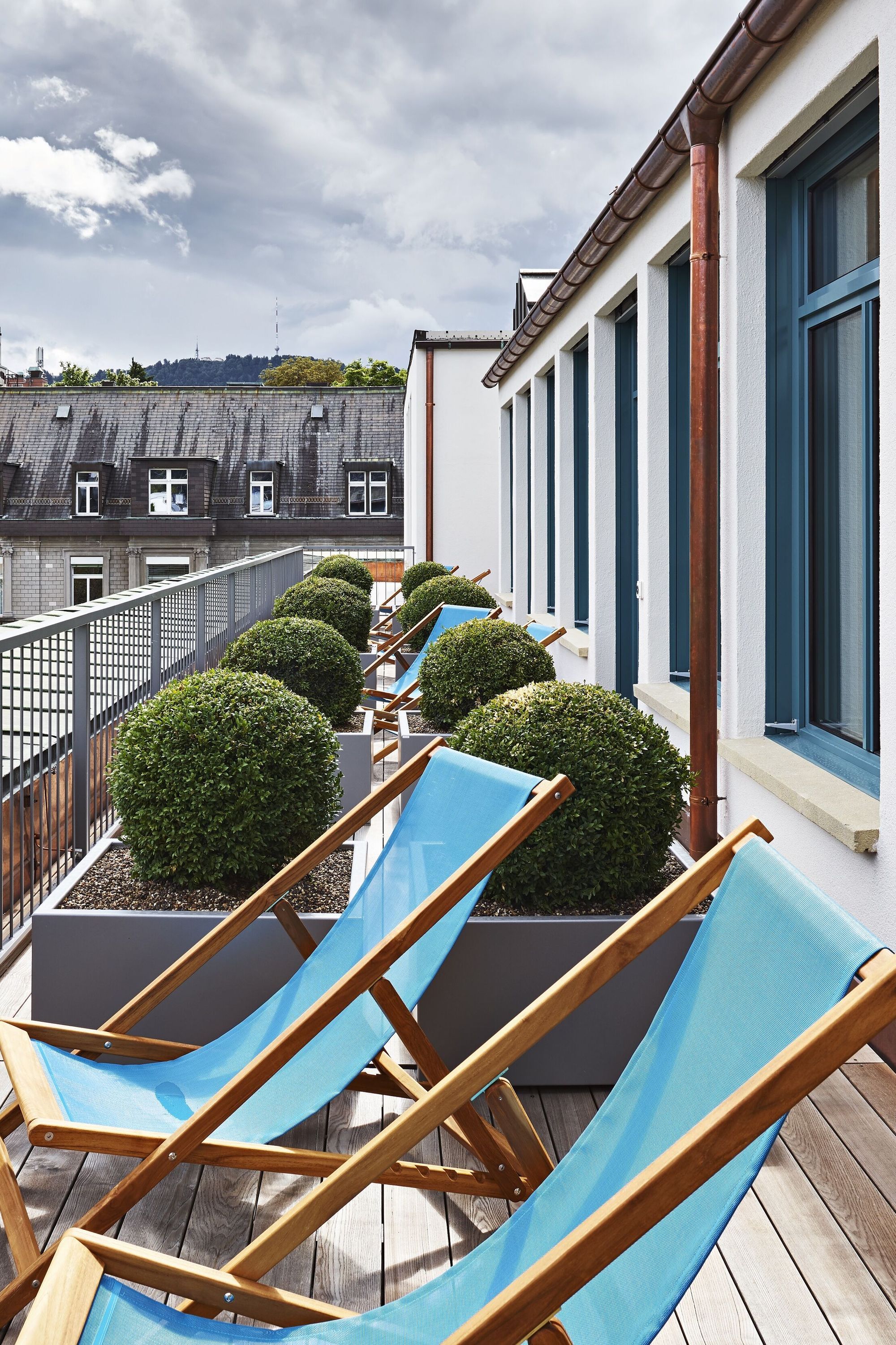 Hotel Zurich Motel One room with balcony and sun loungers
