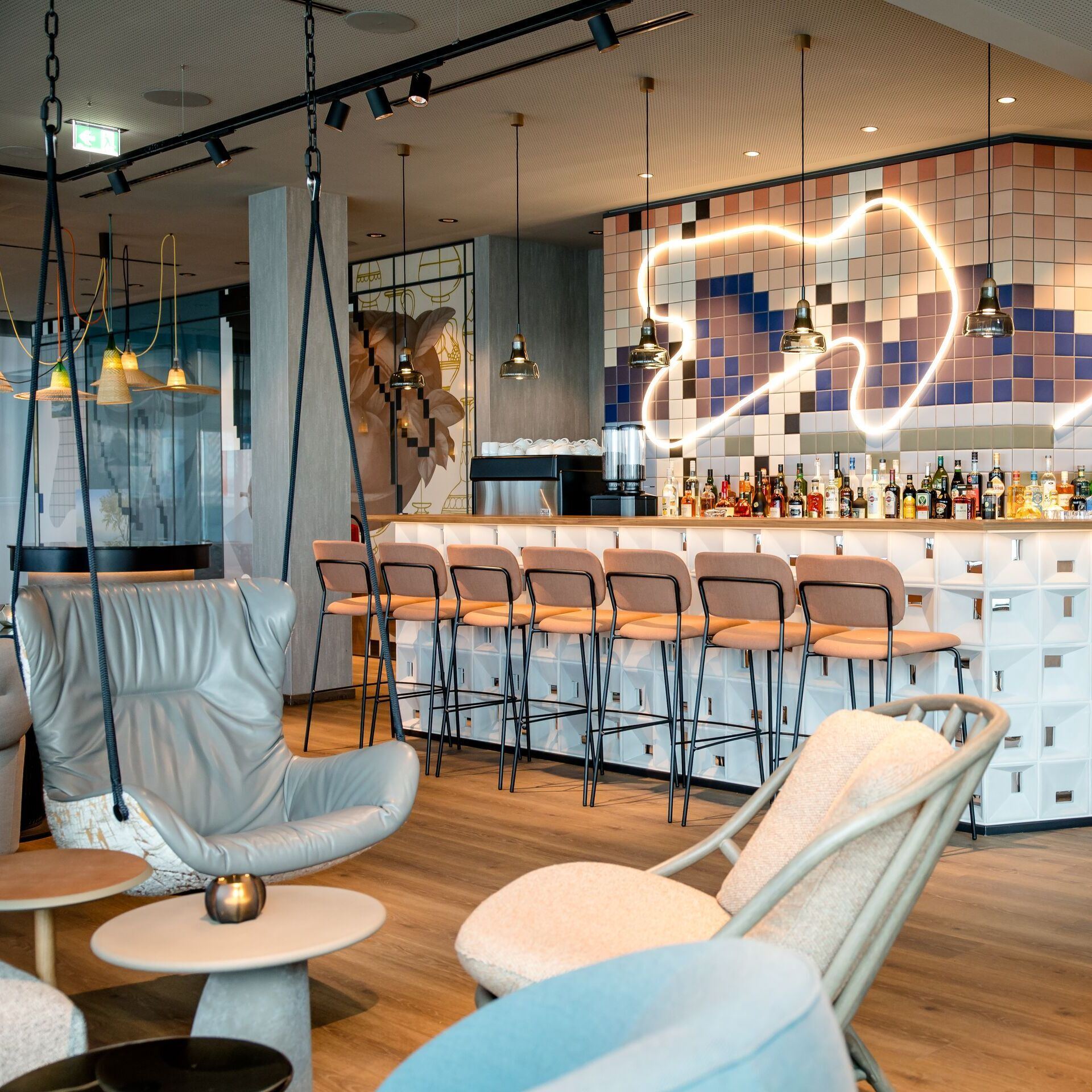 Designhotel Wien Donau City Motel One heller Loungebereich mit großer Eckbar