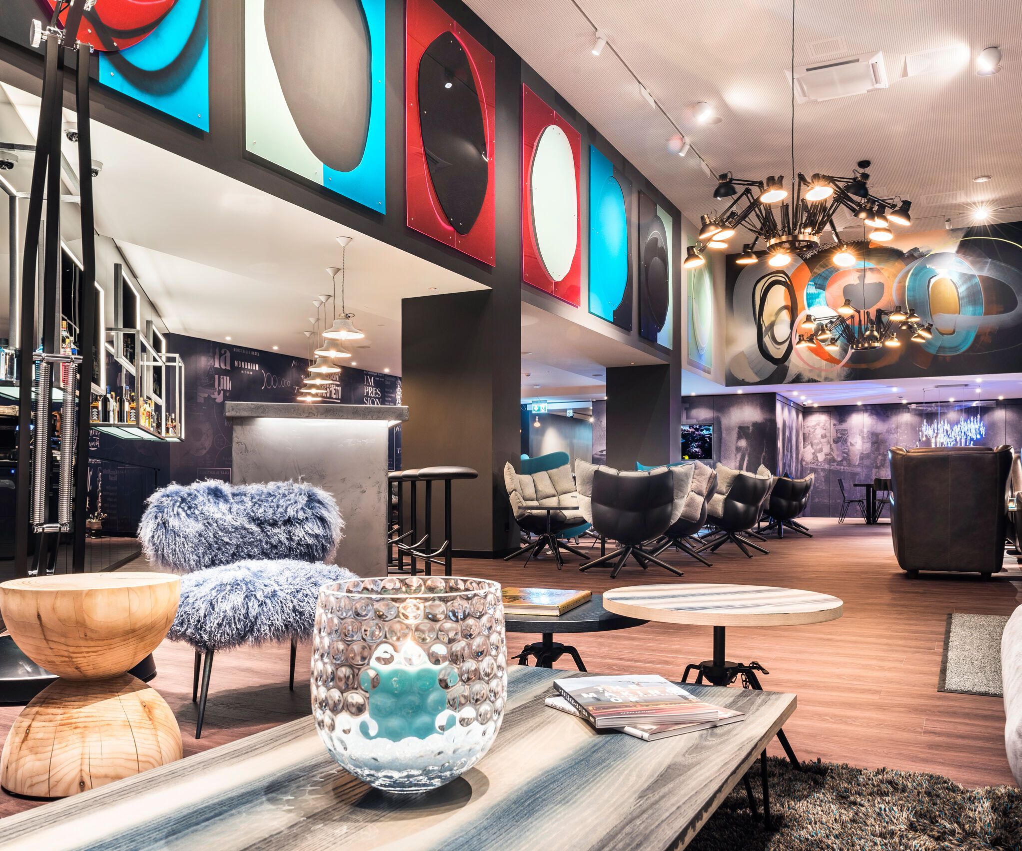 Designhotel Basel Motel One Lounge und Barbereich mit mehreren Sitzgelegenheiten