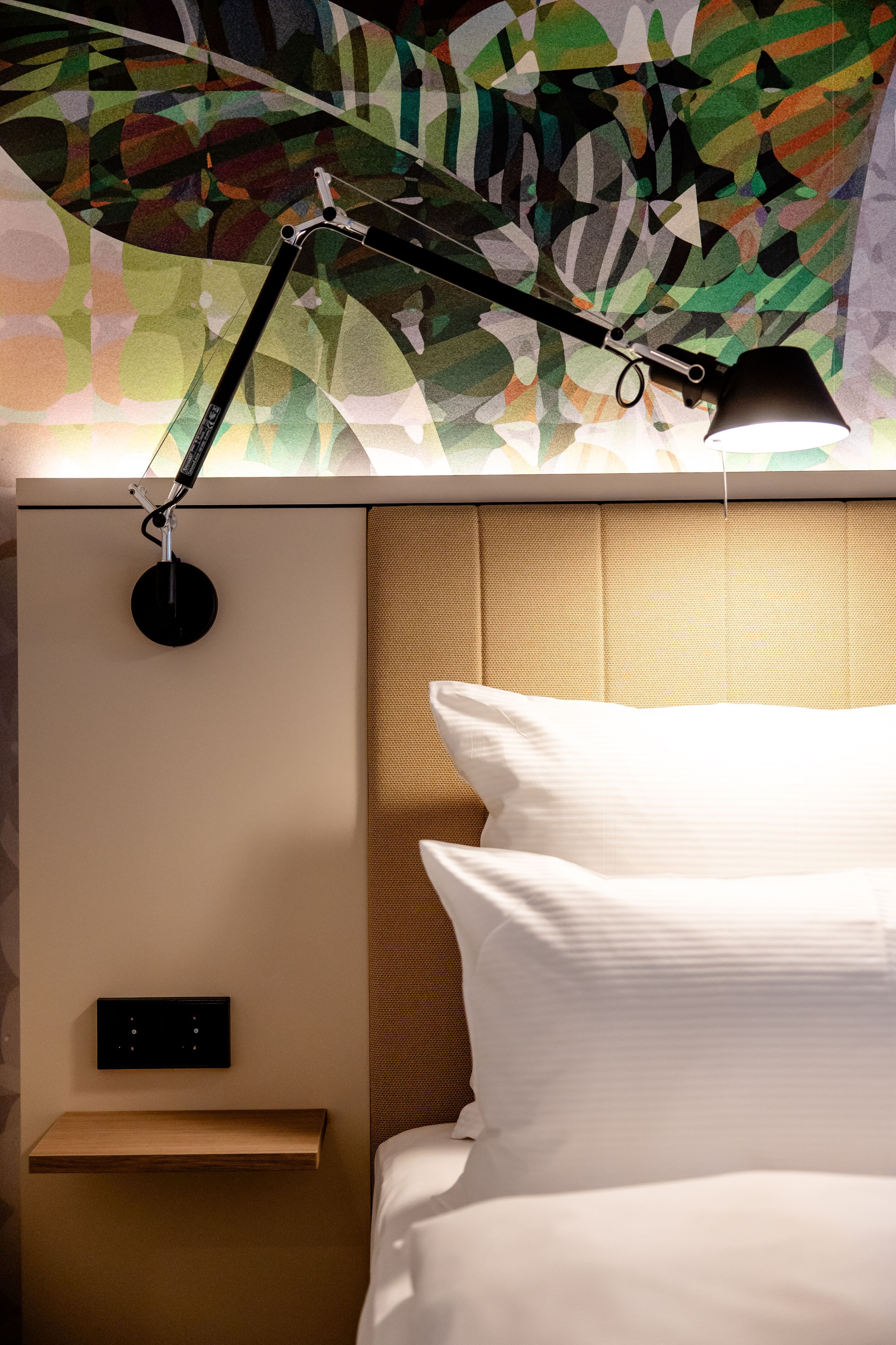 Hotelzimmer Wien Donau City Motel One Nahaufnahme auf Kopfteil eines Doppelbettes
