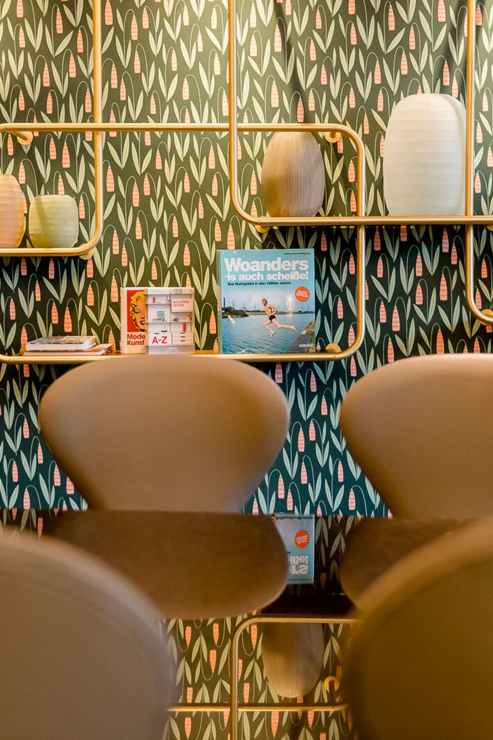 Designhotel Essen Motel One heller Konferenzraum mit langem Tisch und mehreren Stühlen
