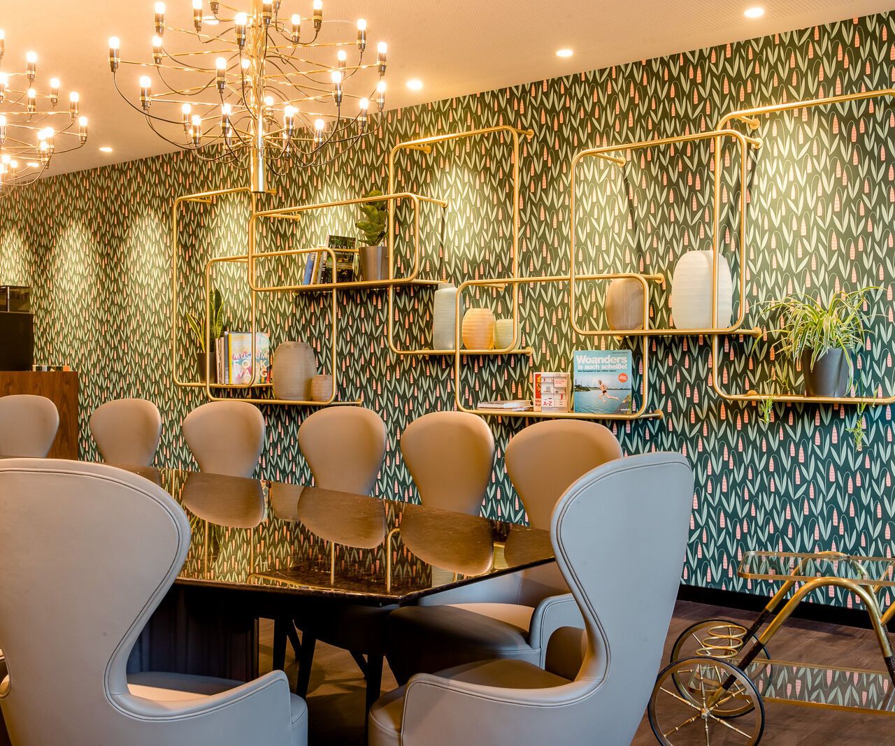 Designhotel Essen Motel One Meetingraum mit langem Tisch und mehreren Stühlen