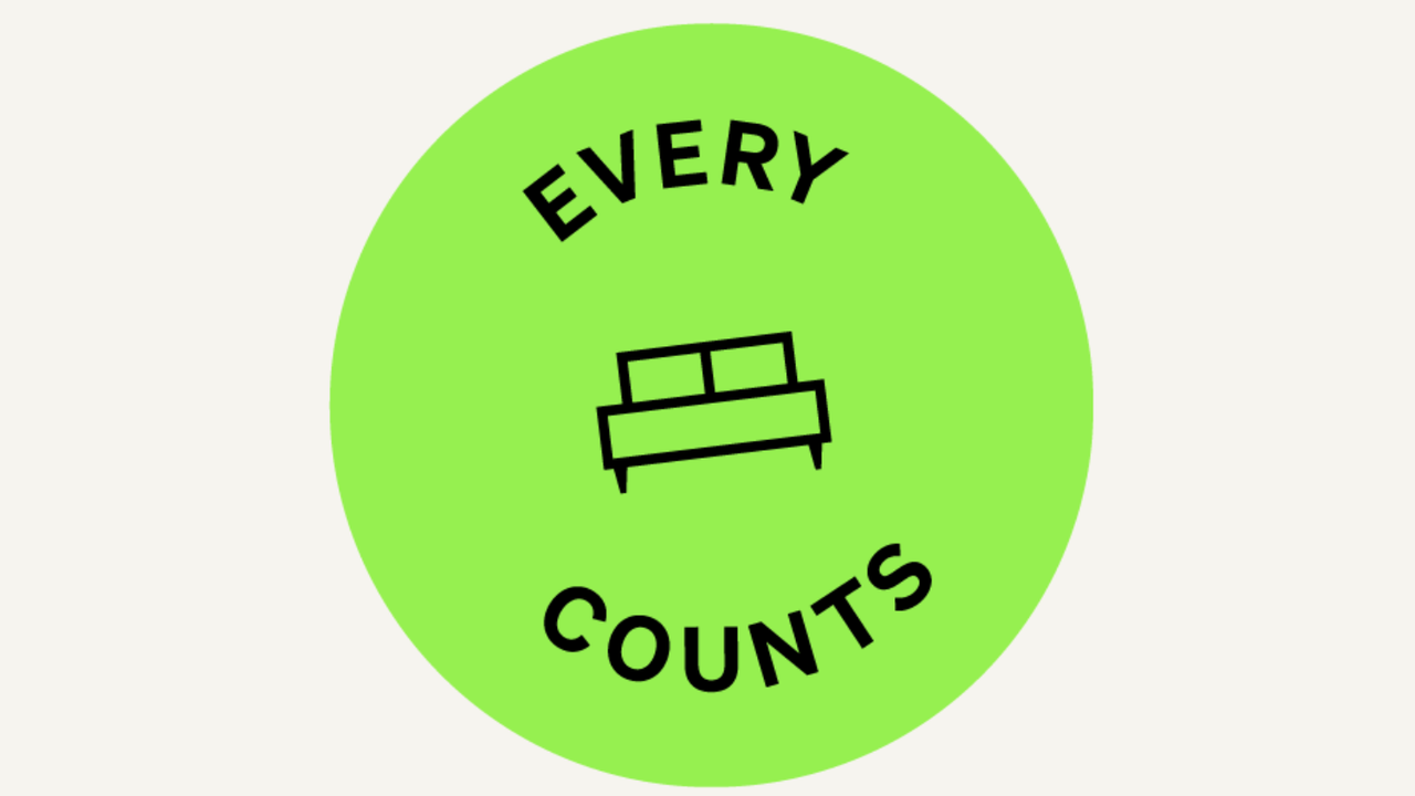 Grüner Kreis mit schwarzem Sofasymbol und dem Text „Every counts“, der auf die Bedeutung kleiner Details und nachhaltige Entscheidungen im Hotel hinweist.