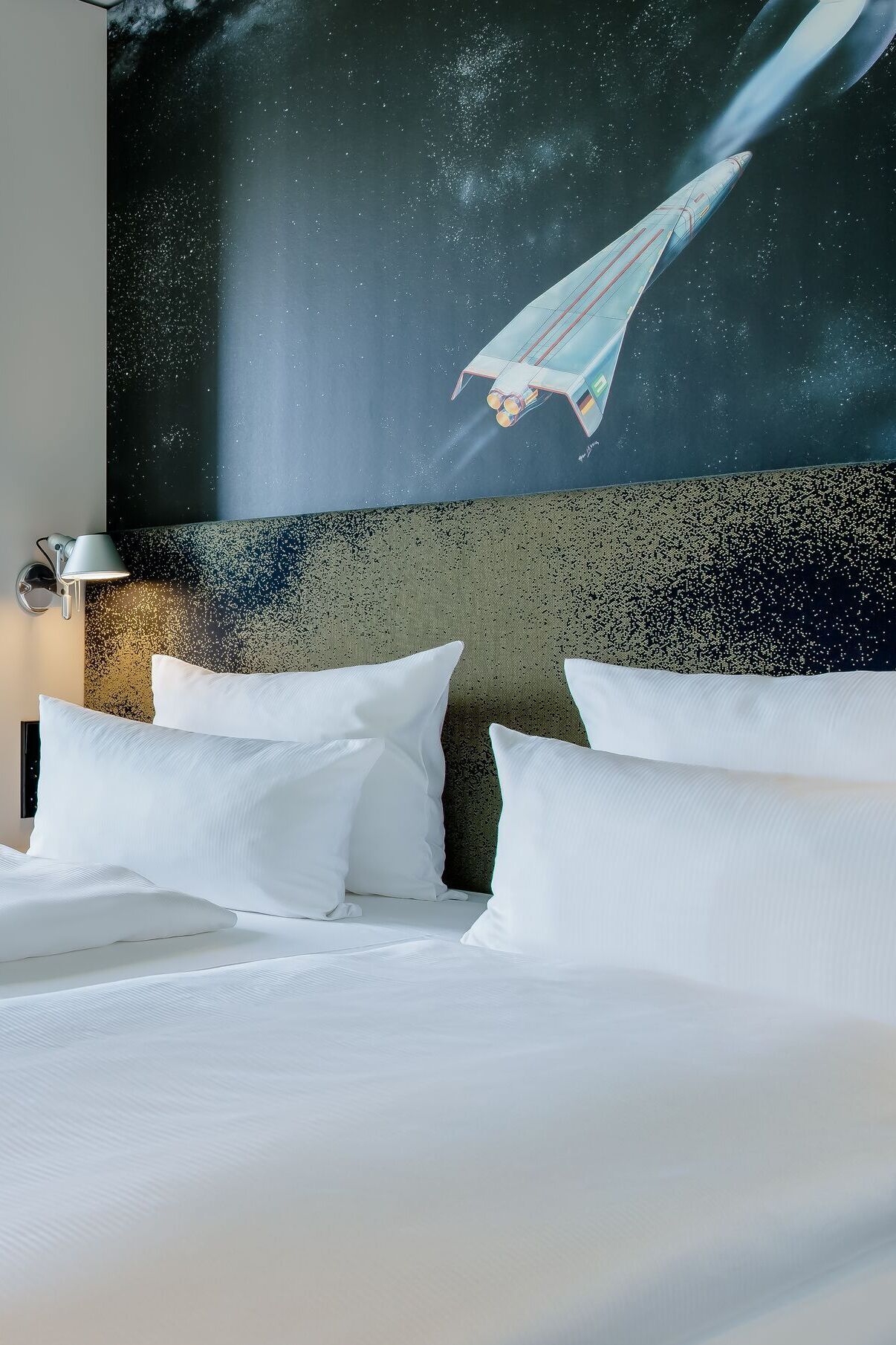 Hotel München Deutsches Museum Motel One helles Zimmer mit komfortablem Bett, Schreibtisch und Aussicht