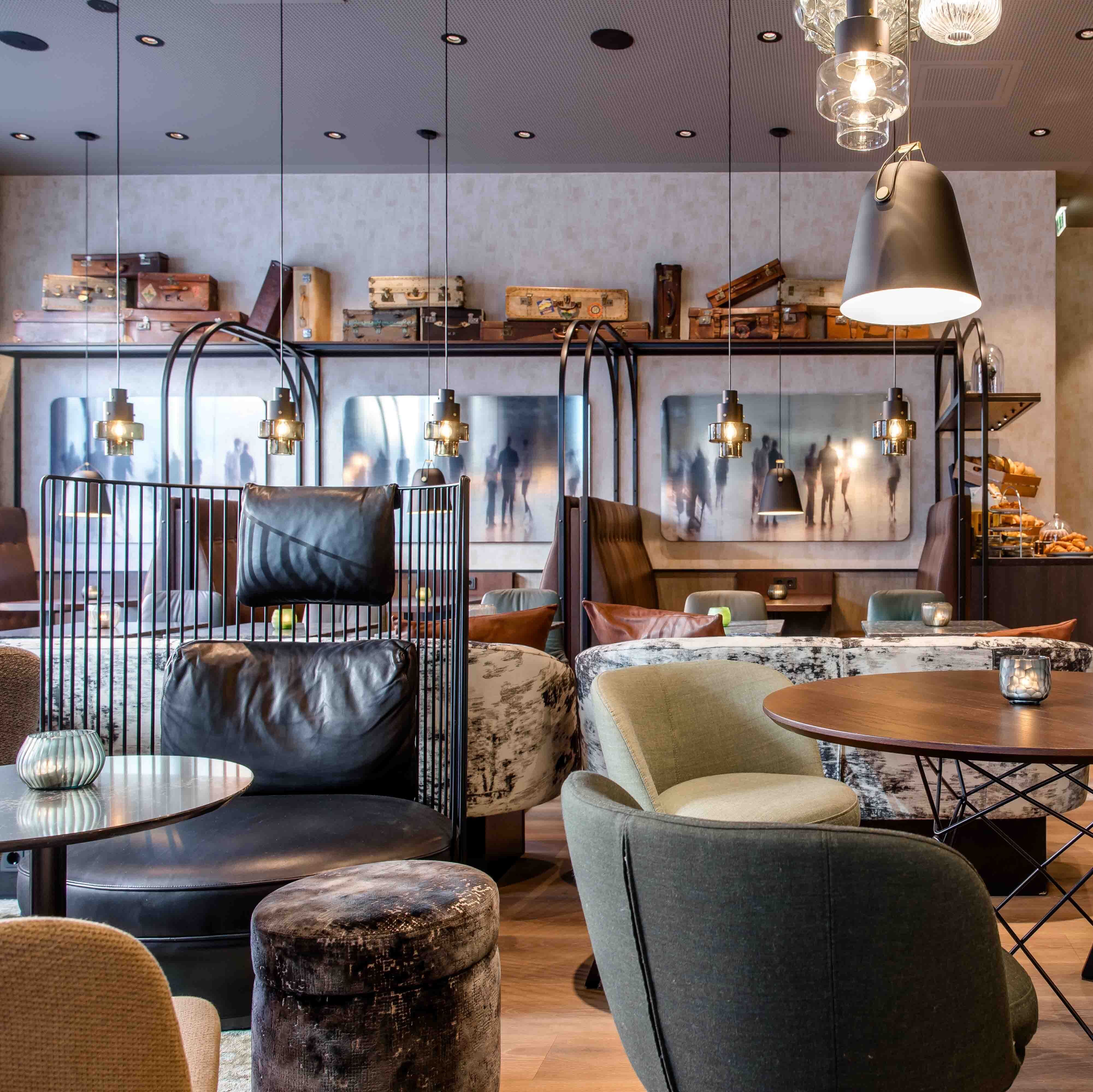designhotel Nuremberg City Motel One breakfast buffet with several tables and chairs
