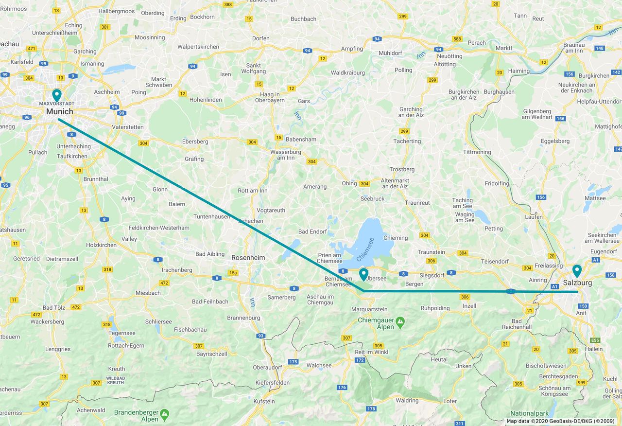 Karte zeigt die Route von München nach Salzburg mit einem direkten Verbindungspfeil, eingebettet in eine Übersicht von Städten, Straßen und Landschaften zwischen den beiden Zielen.