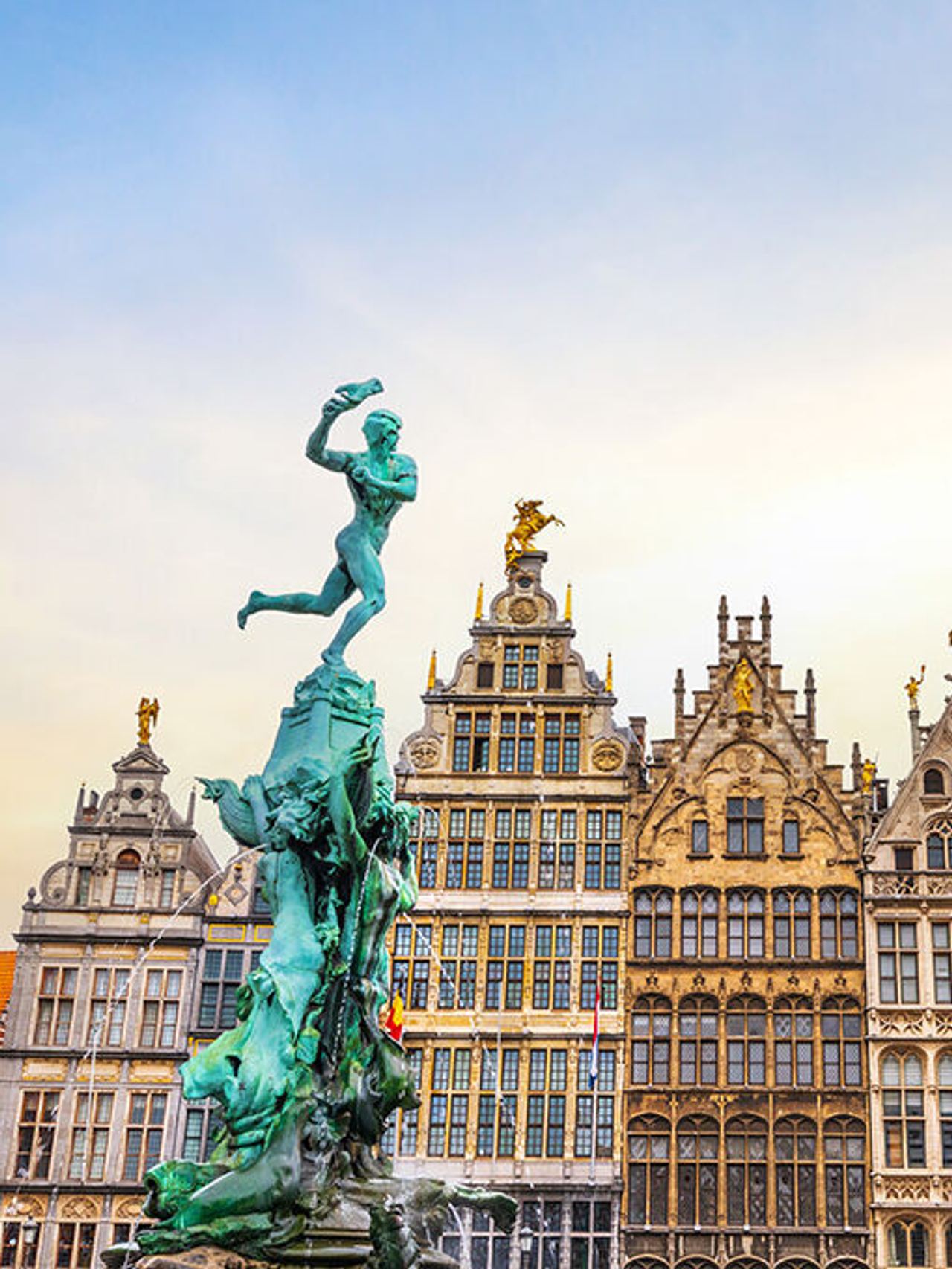 Günstiges Design Hotel Antwerpen Statue vor Gebäude Günstiges Design Hotel Antwerpen Statue vor Gebäude