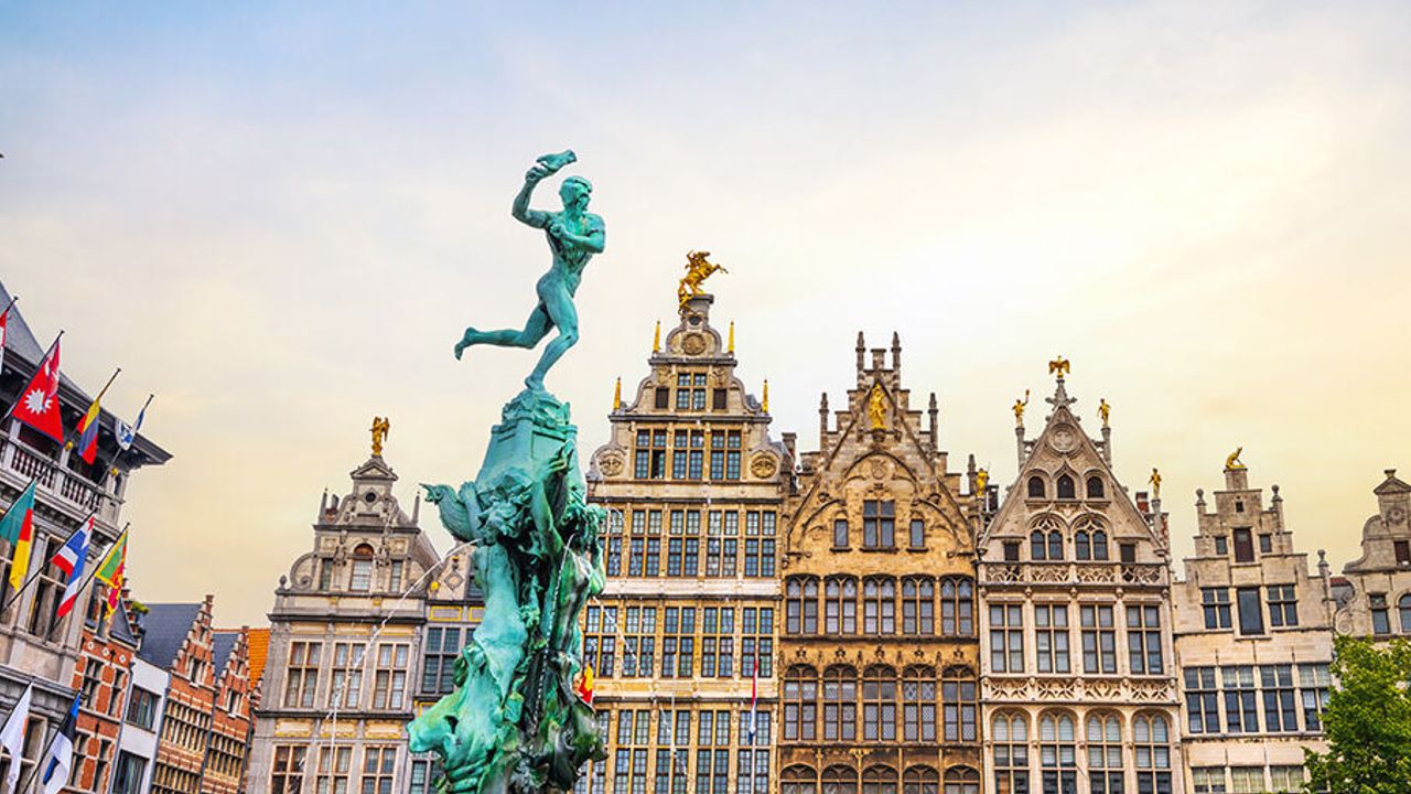 Hotels Antwerpen Motel One Innenstadt Häuser und Brunnen