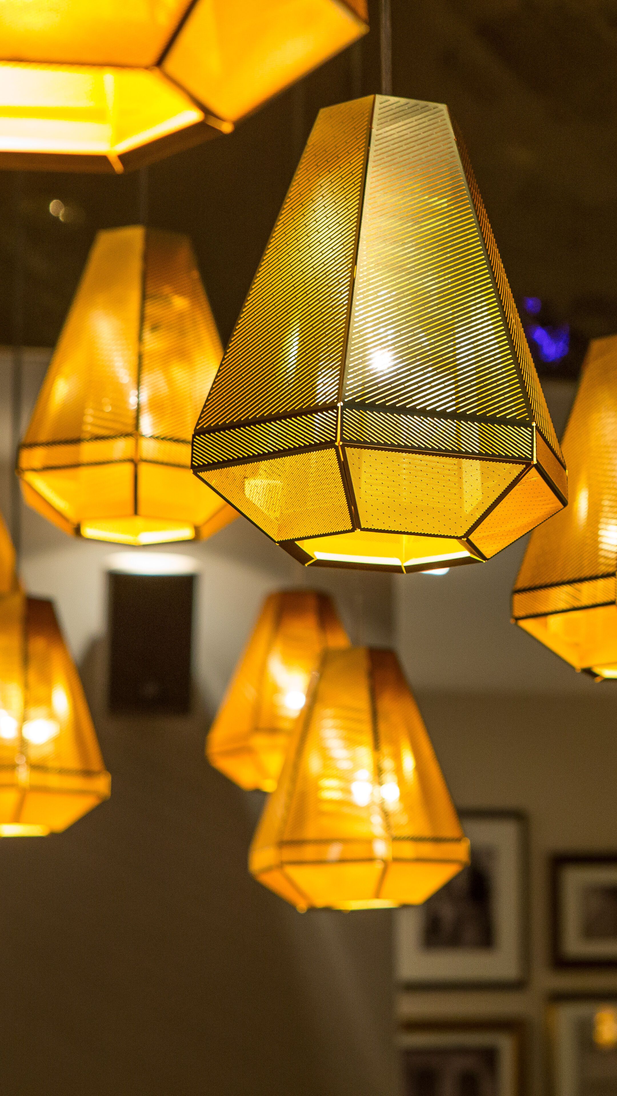 Hotel Leipzig Augustusplatz Motel One Nahaufnahme auf leuchtende Deckenlampen