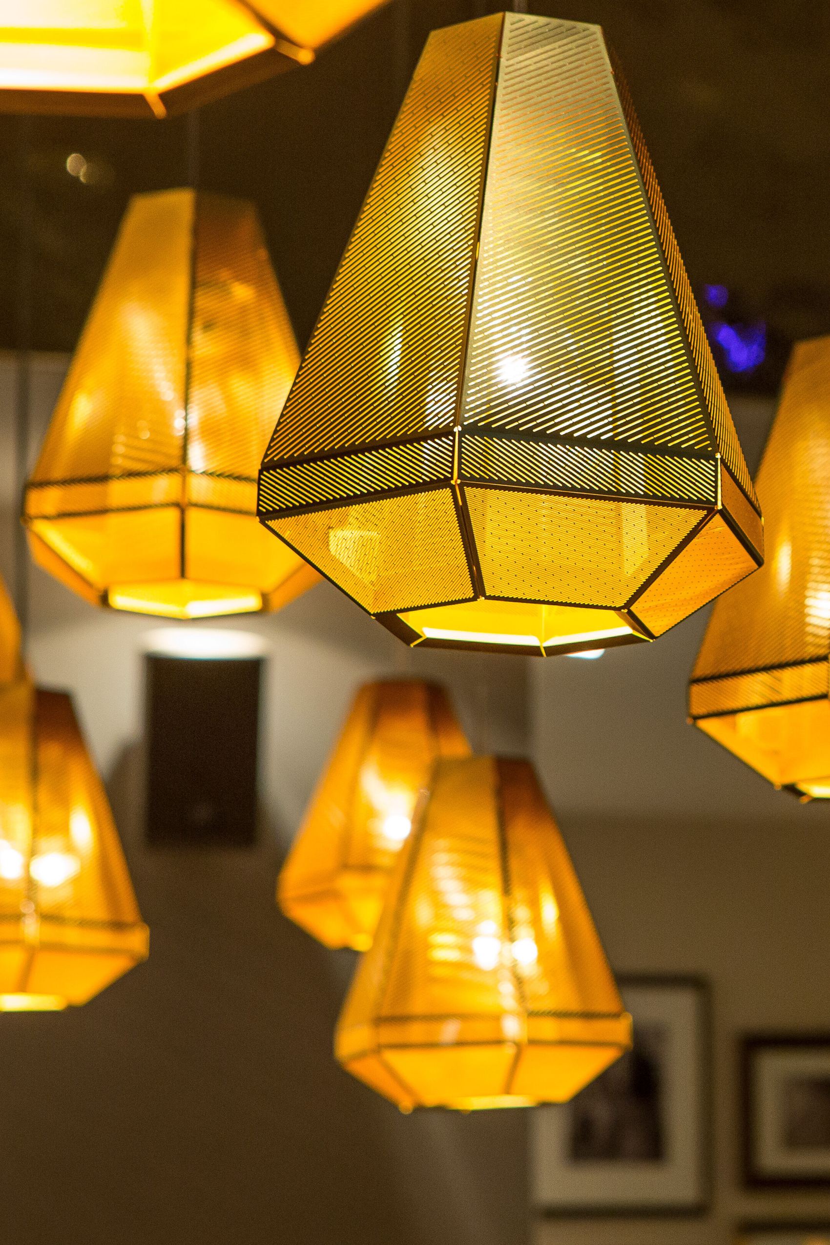 Hotel Leipzig Augustusplatz Motel One Nahaufnahme auf leuchtende Deckenlampen