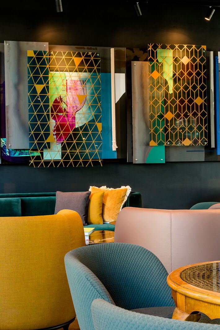 Hotel Berlin Hackescher Markt Motel One Lounge mit mehreren Sofas und Sesseln in hellen Farbtönen Hotel Berlin Hackescher Markt Motel One Lounge mit mehreren Sofas und Sesseln in hellen Farbtönen