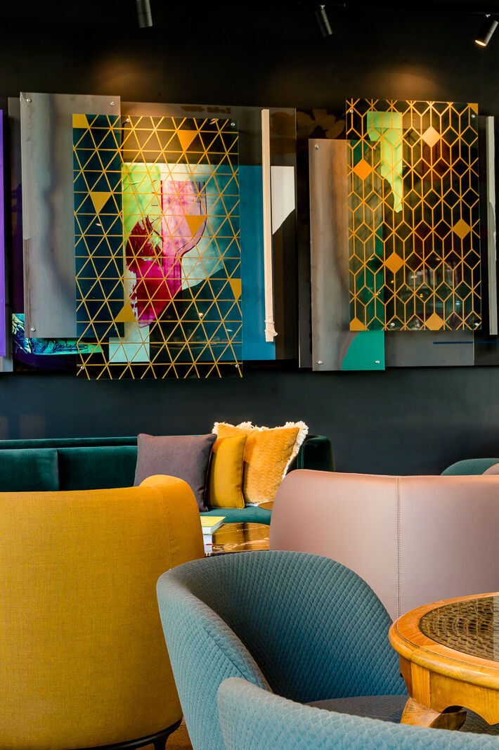 hotel Berlin Hackescher Markt Motel One lounge with several sofas and armchairs in light colors