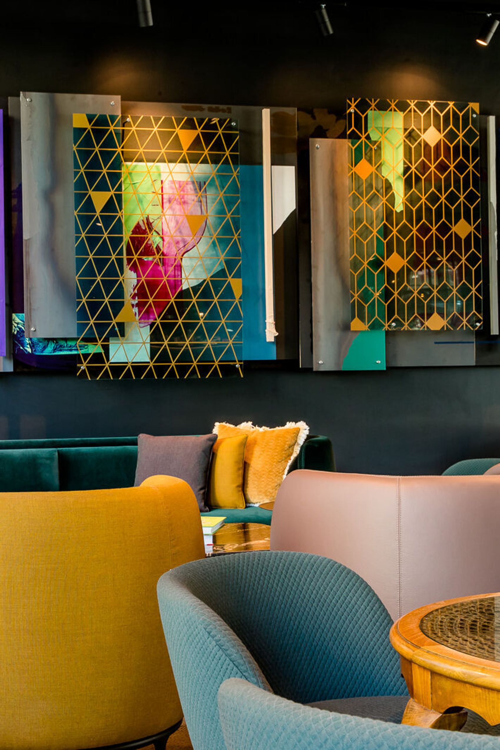 hotel Berlin Hackescher Markt Motel One lounge with several sofas and armchairs in light colors