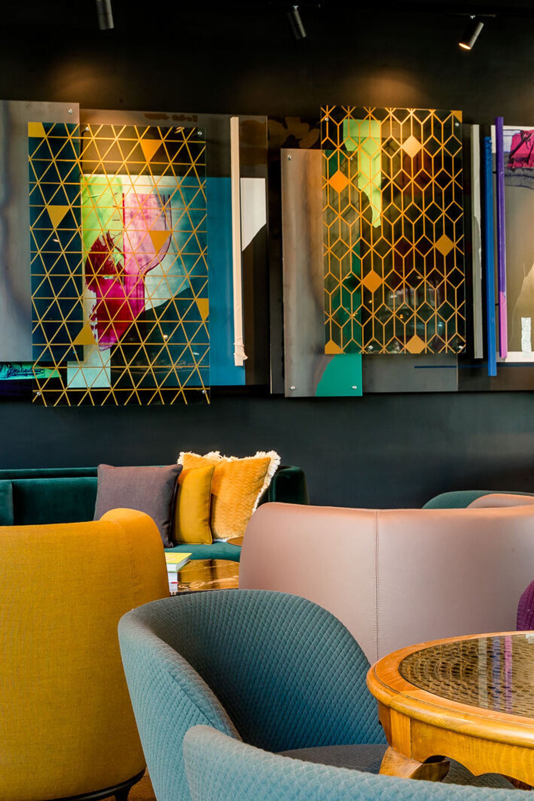 Hotel Berlin Hackescher Markt Motel One Lounge mit mehreren Sofas und Sesseln in hellen Farbtönen