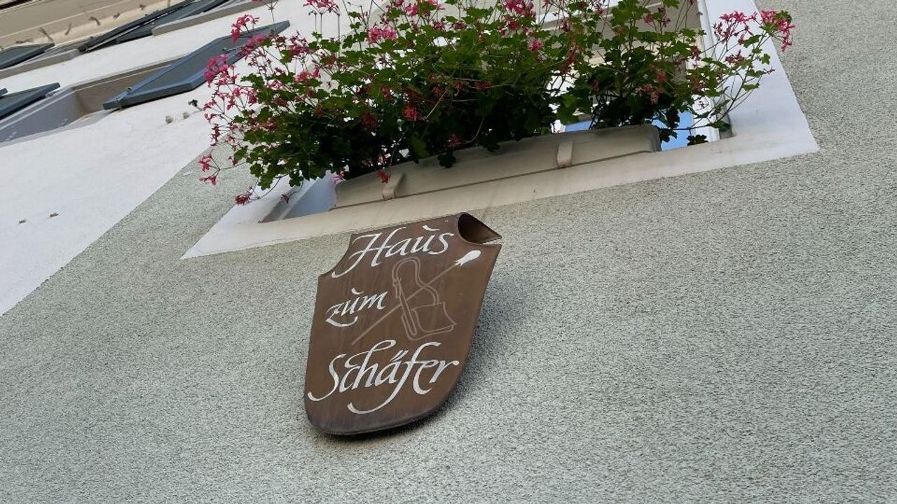 Hotel Freiburg Motel One Schild auf Hauswand mit der Aufschrift Haus zum Schäfer