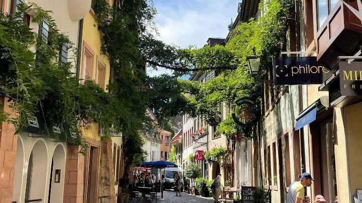 Hotel Freiburg Motel One Konviktstraße und strahlend blauer Himmel 