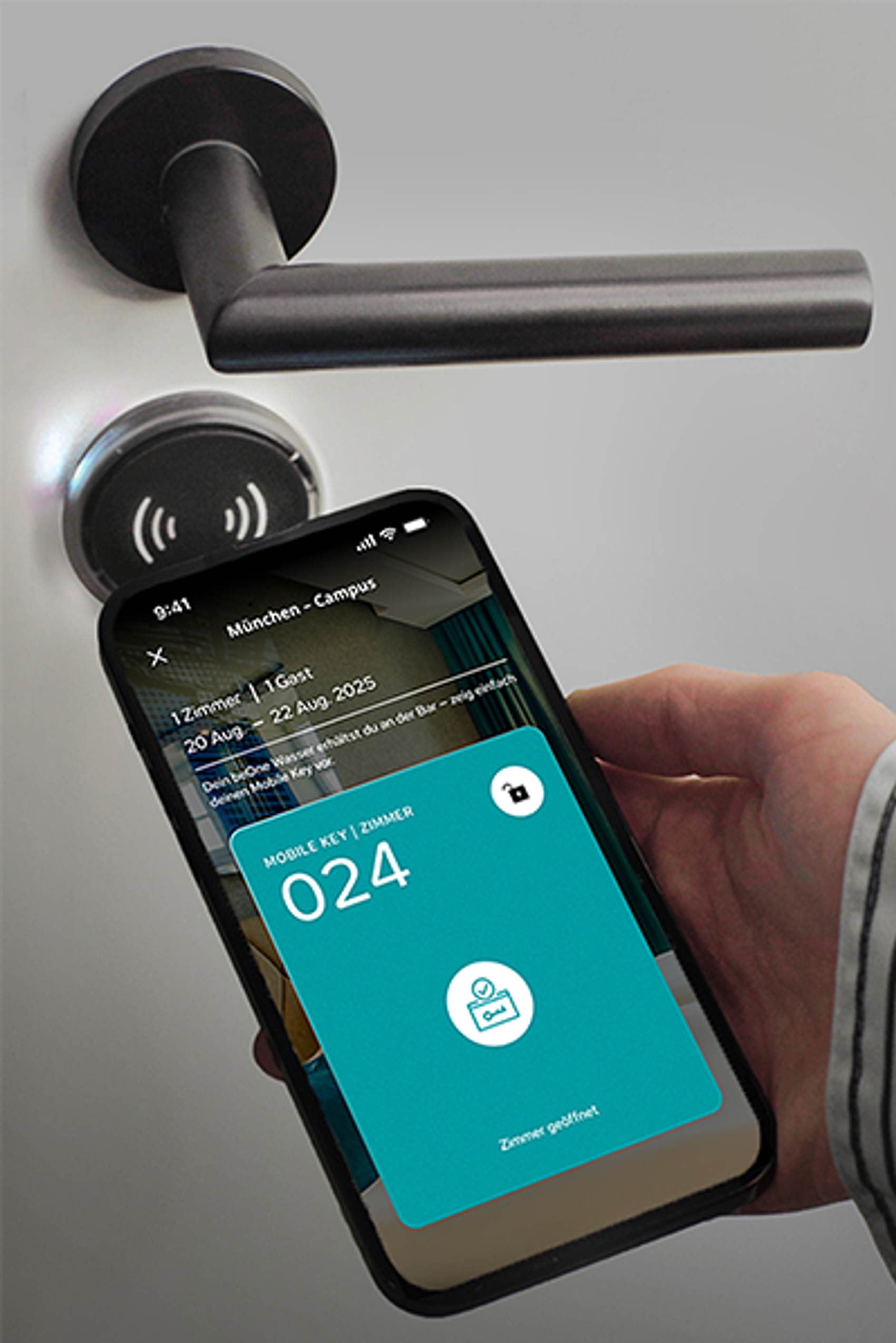 Hand hält Smartphone mit digitalem Zimmerschlüssel vor modernen Hotelzimmertürgriff zur berührungslosen Türöffnung.