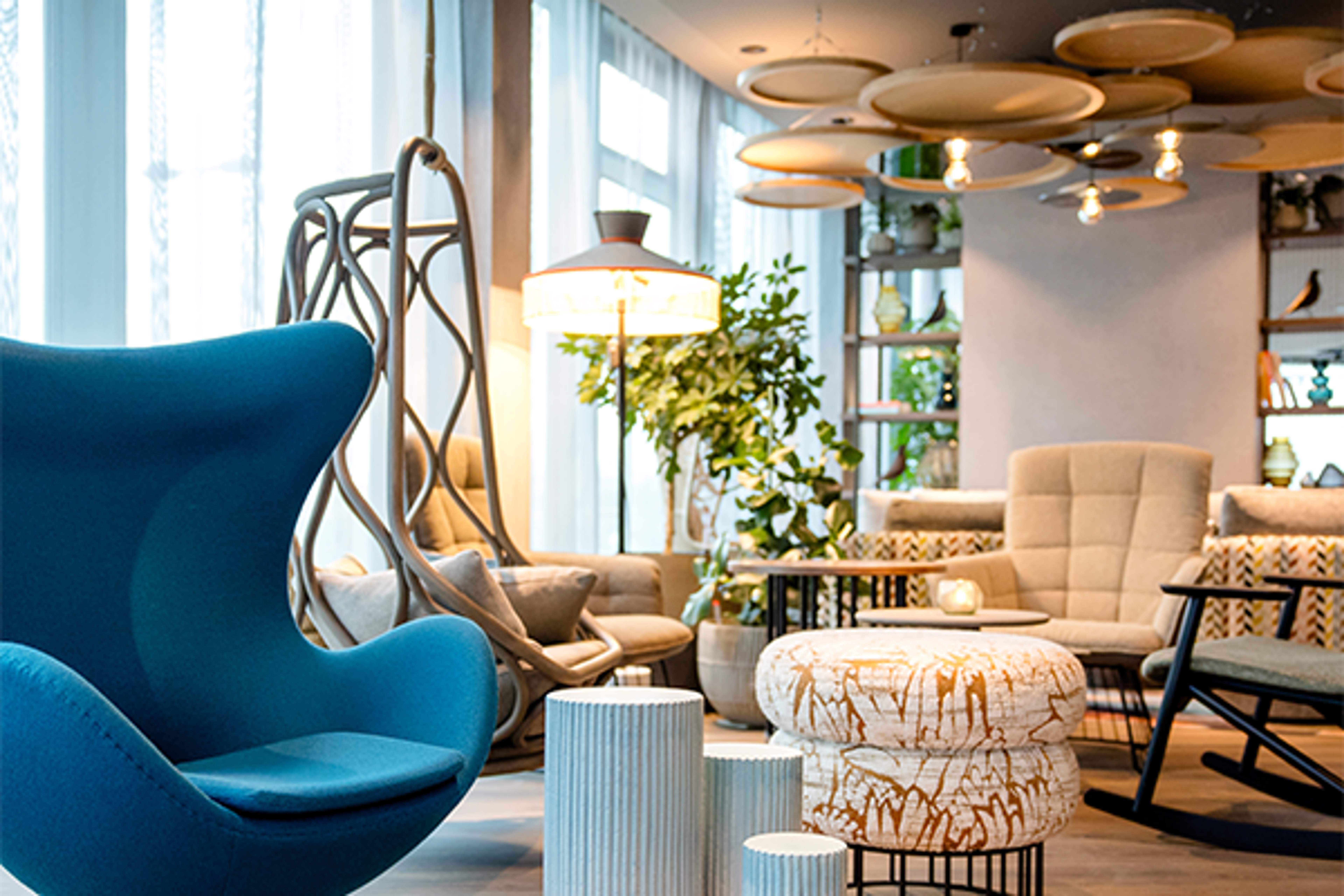 Hotel Wien Donau City Motel One lichtdurchflutete Lounge mit Egg Chair