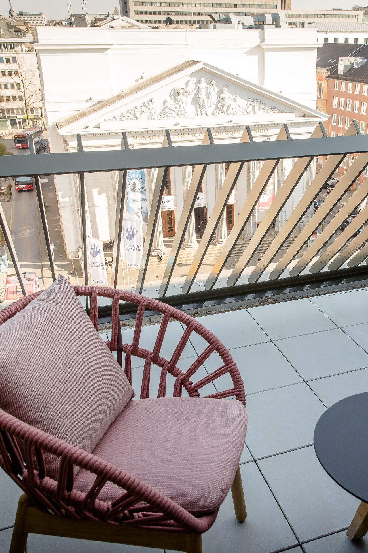 Hotel Aachen Motel One Zimmer The One Balkon mit zwei Stühlen