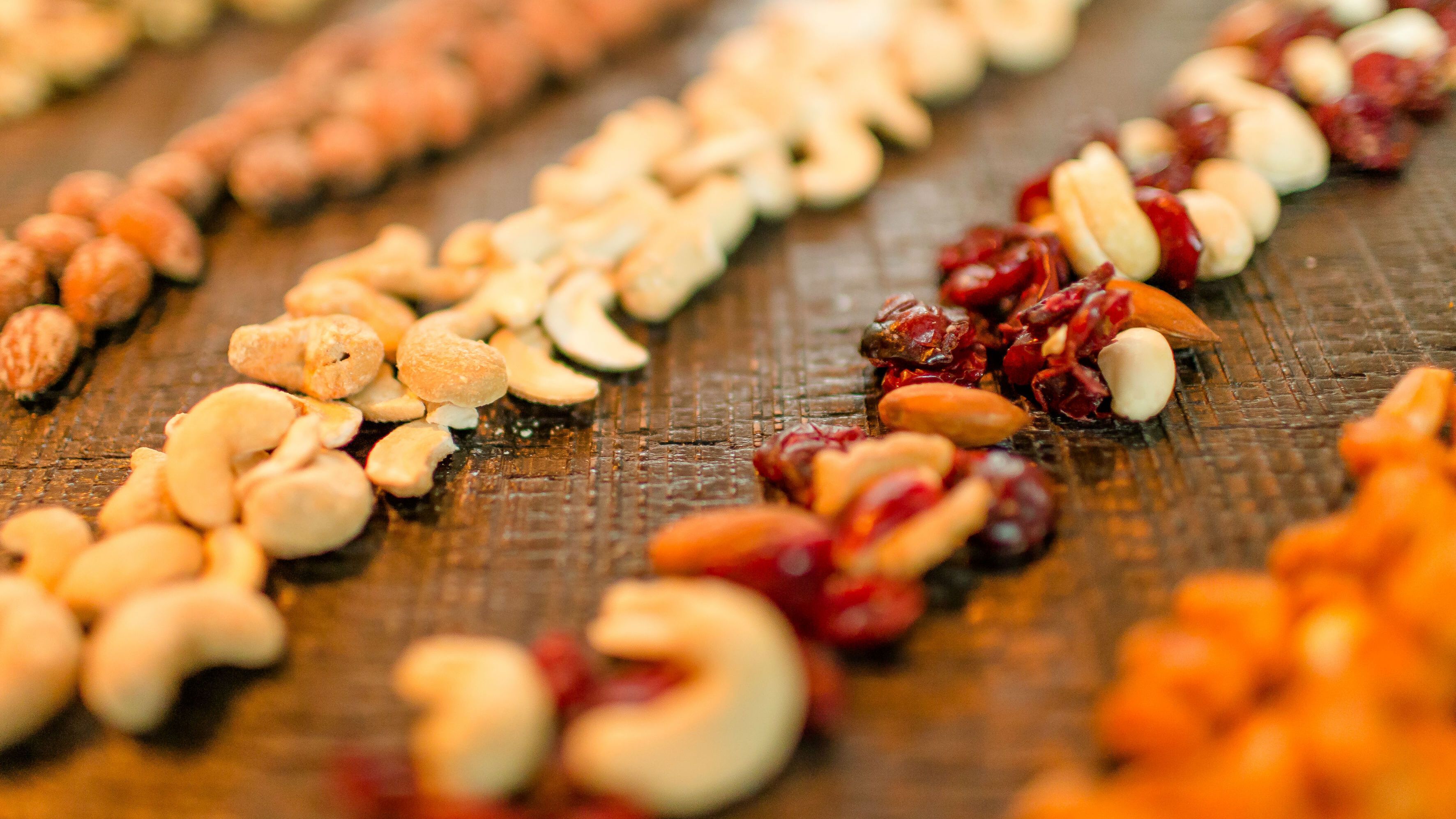 Motel One Hotels Nahaufnahme auf mehrere Reihen unterschiedlicher Nüsse und Snacks