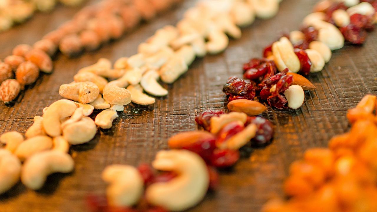 Motel One Hotels Nahaufnahme auf mehrere Reihen unterschiedlicher Nüsse und Snacks