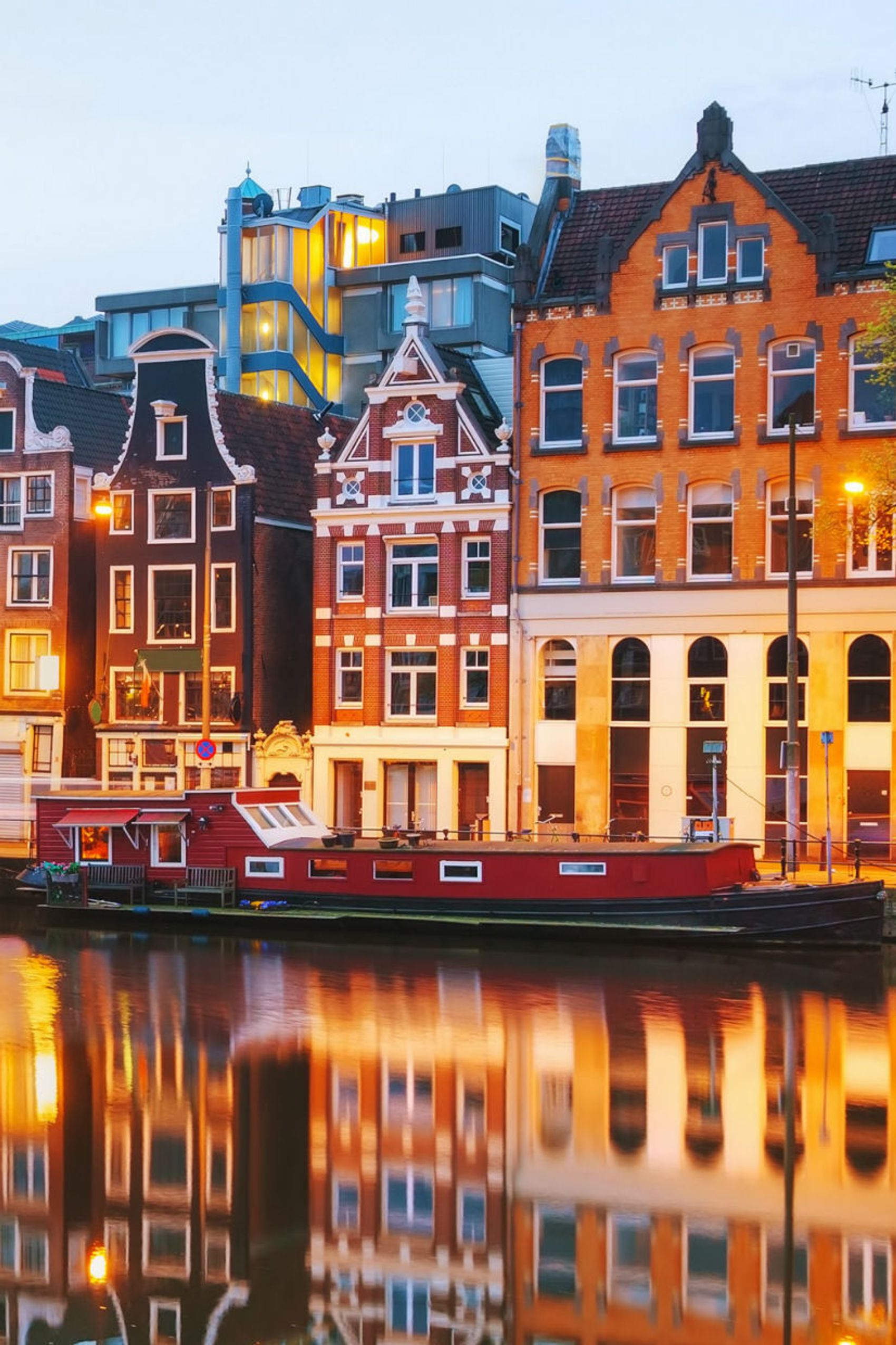 Abendstimmung an einer Gracht in Amsterdam mit historischen Giebelhäusern – Sehenswürdigkeiten zu Fuß erreichbar vom zentralen Hotel