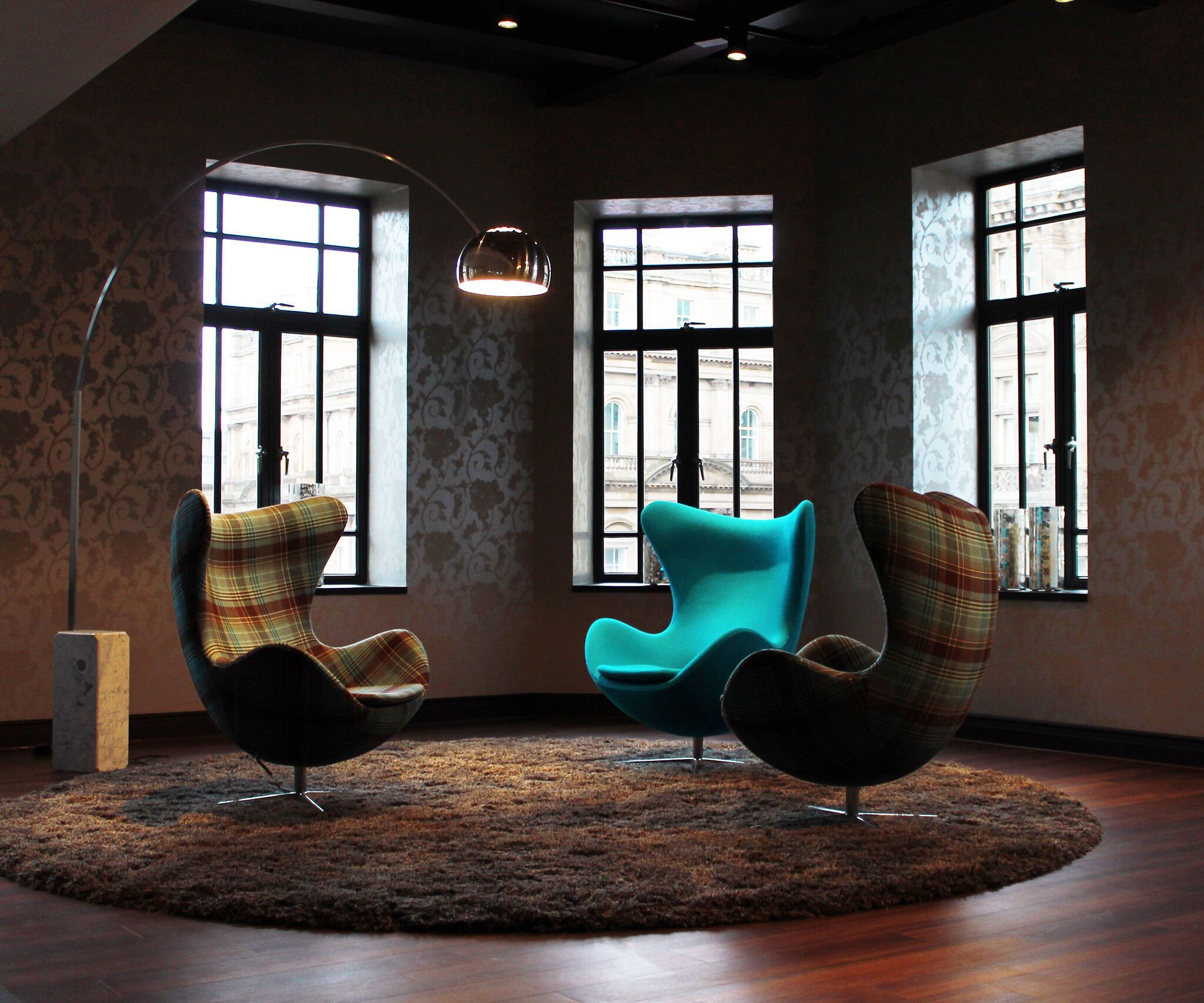 Design Hotel Edinburgh Princes Motel One zwei Egg Chairs in Schottenkaro sowie ein Egg Chair in türkis