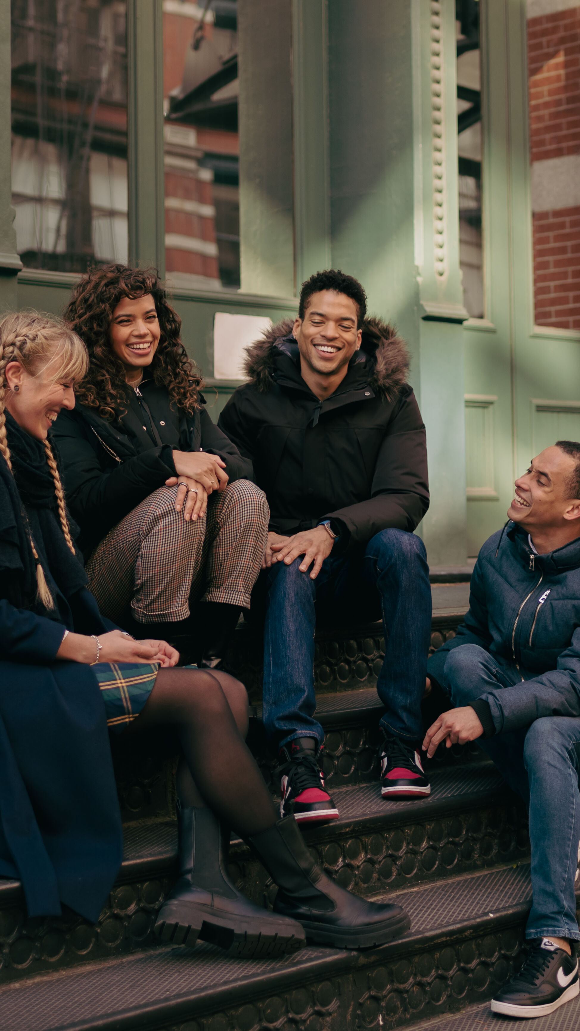 Motel One Mitarbeitende in New York City im Gespräch miteinander Motel One Mitarbeitende in New York City im Gespräch miteinander