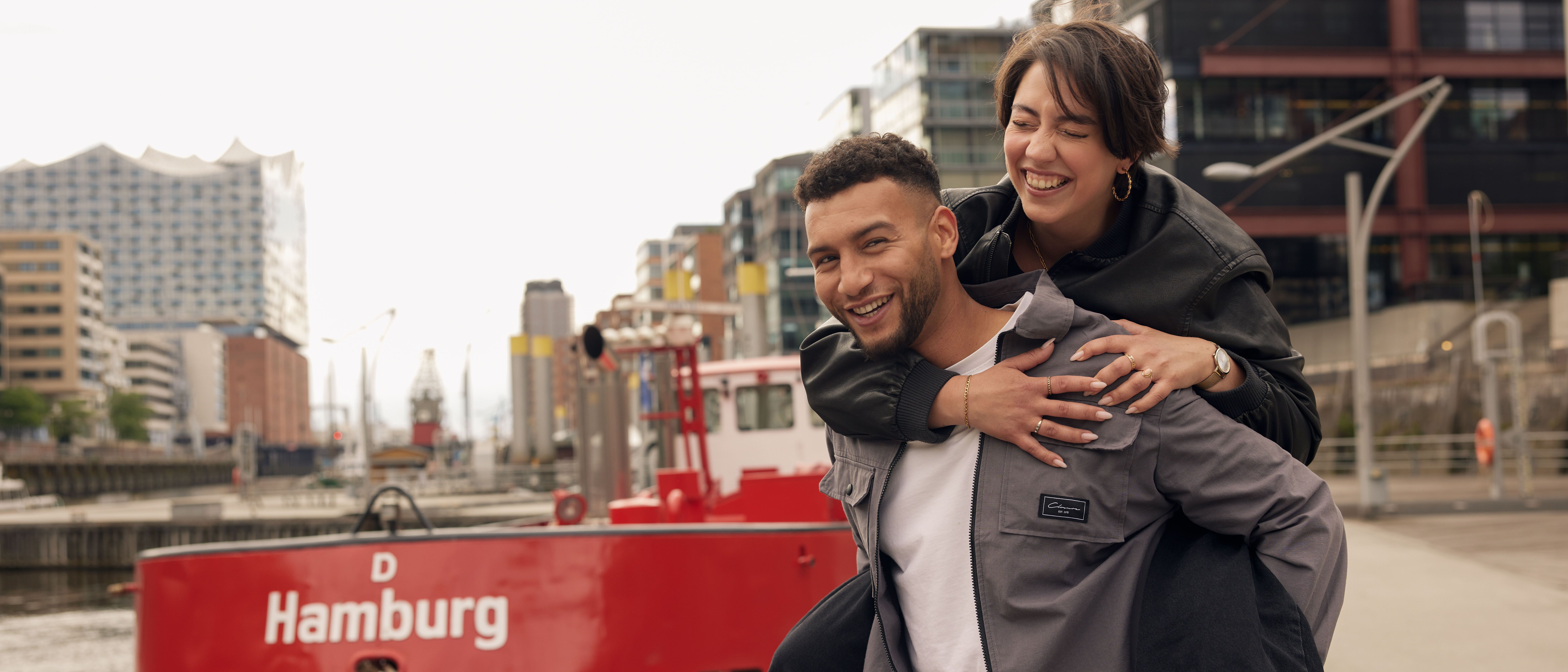 Motel One Mitarbeitende Huckepack in Hamburg