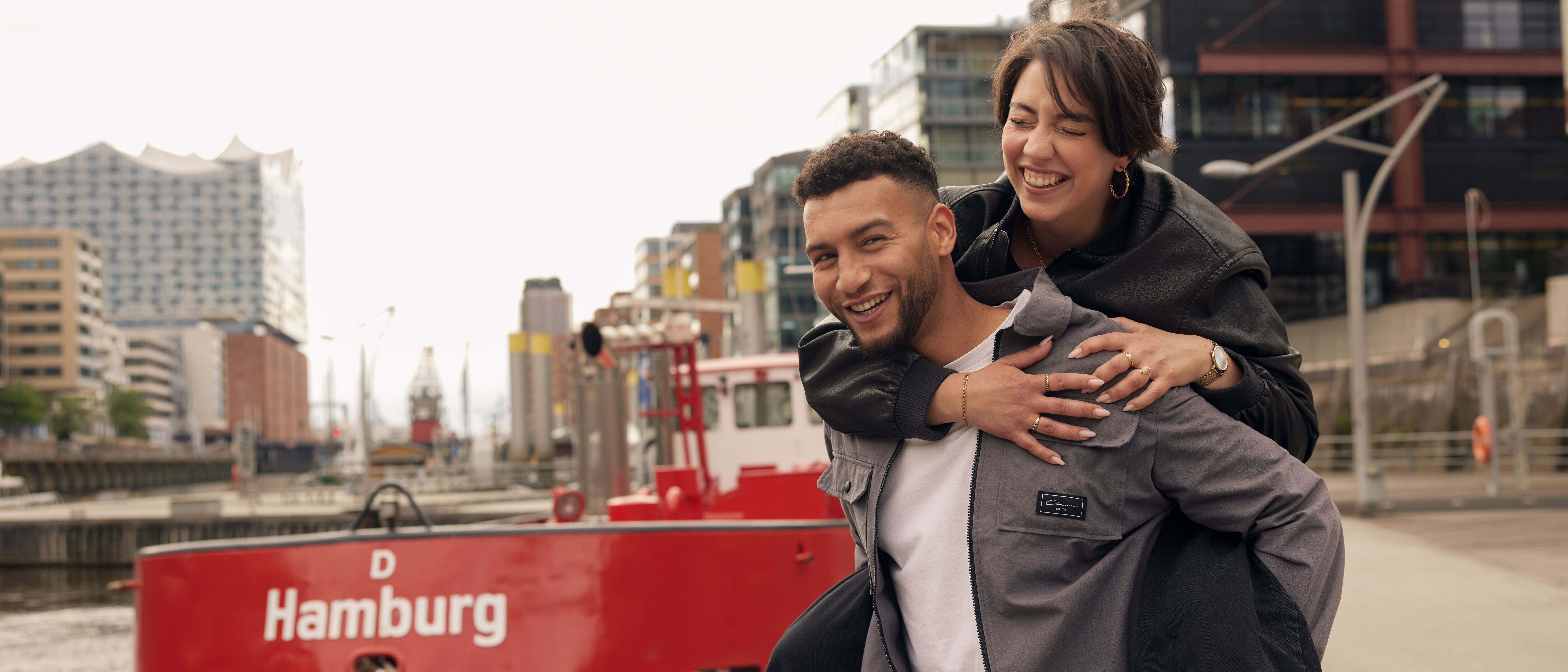 Motel One Mitarbeitende Huckepack in Hamburg