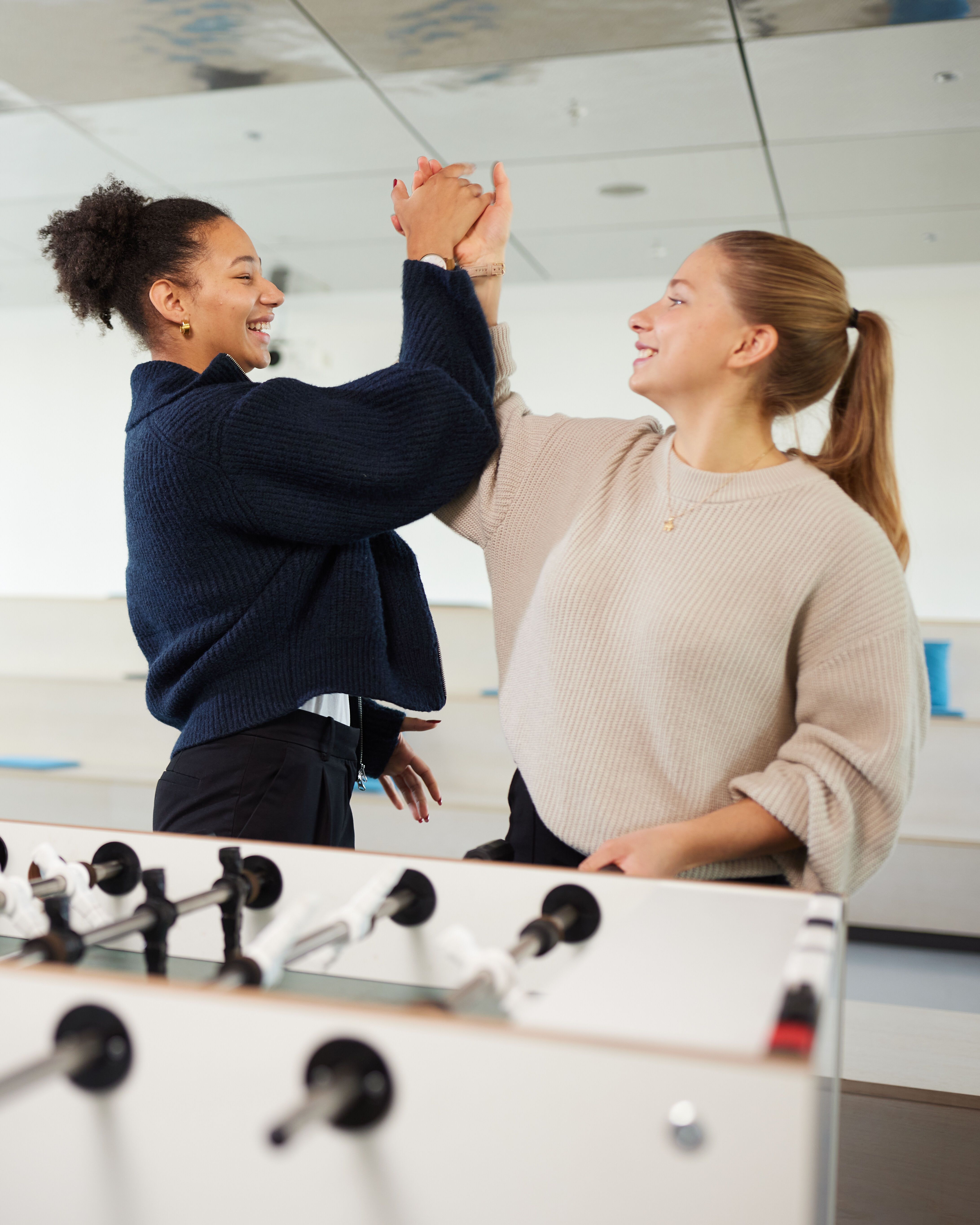 Motel One Studierende in ihrer Freizeit beim Kicker spielen