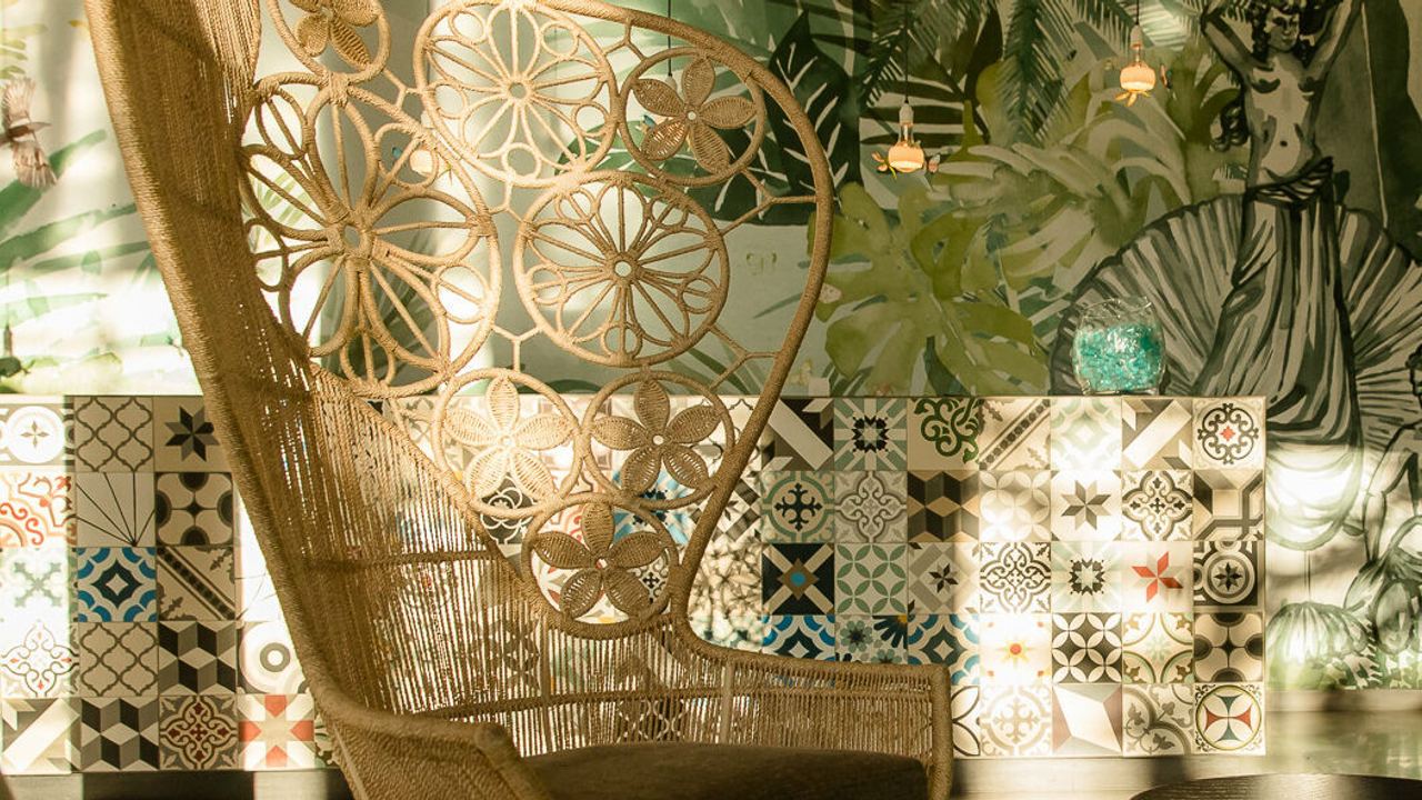 Hotel Barcelona Ciutadella Motel One kunstvoller Flechtsessel