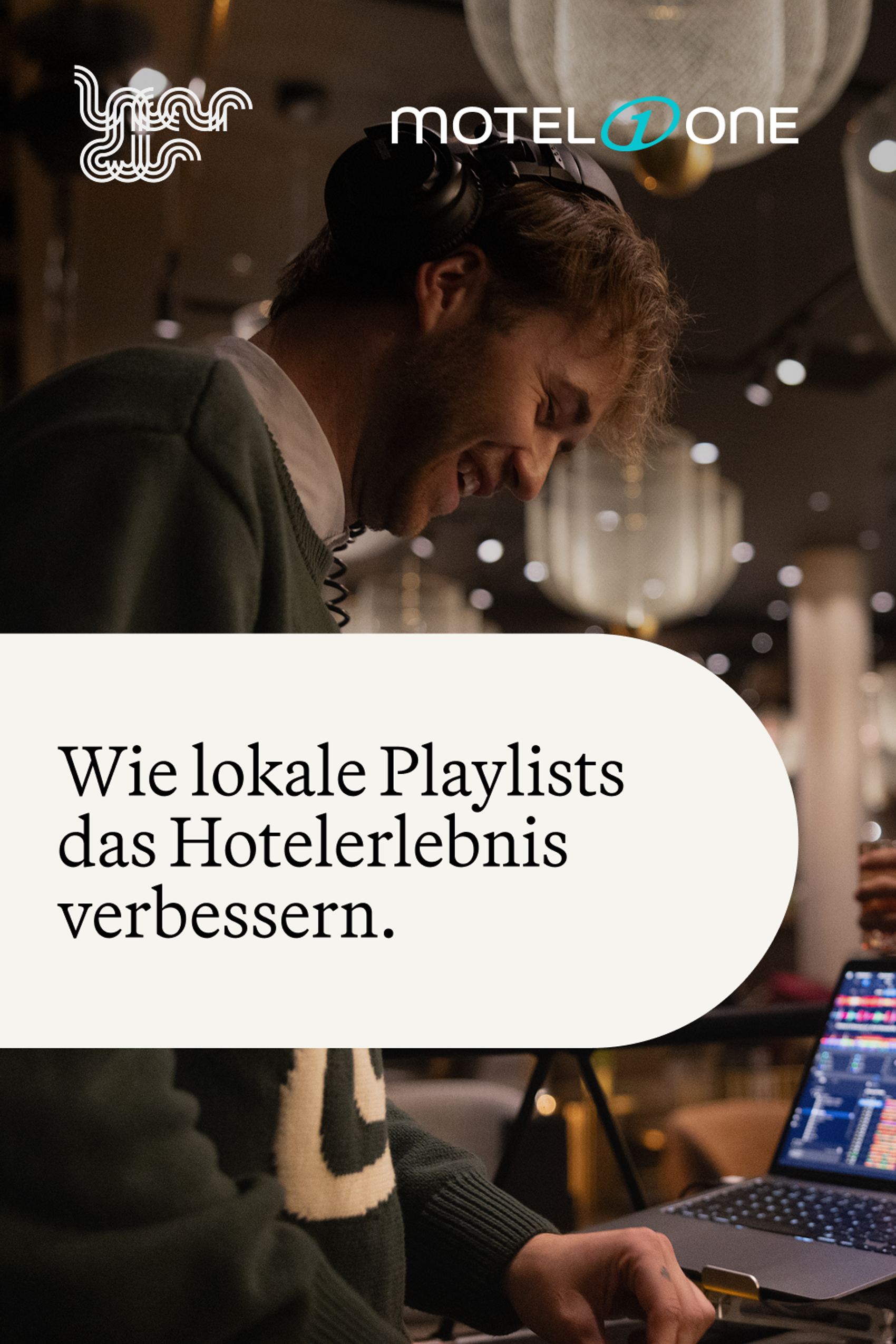 Drei Gäste genießen entspannte Atmosphärenmusik an einer Hotelbar, während ein DJ mit lokal abgestimmten Playlists das Hotelerlebnis persönlich und lebendig gestaltet.