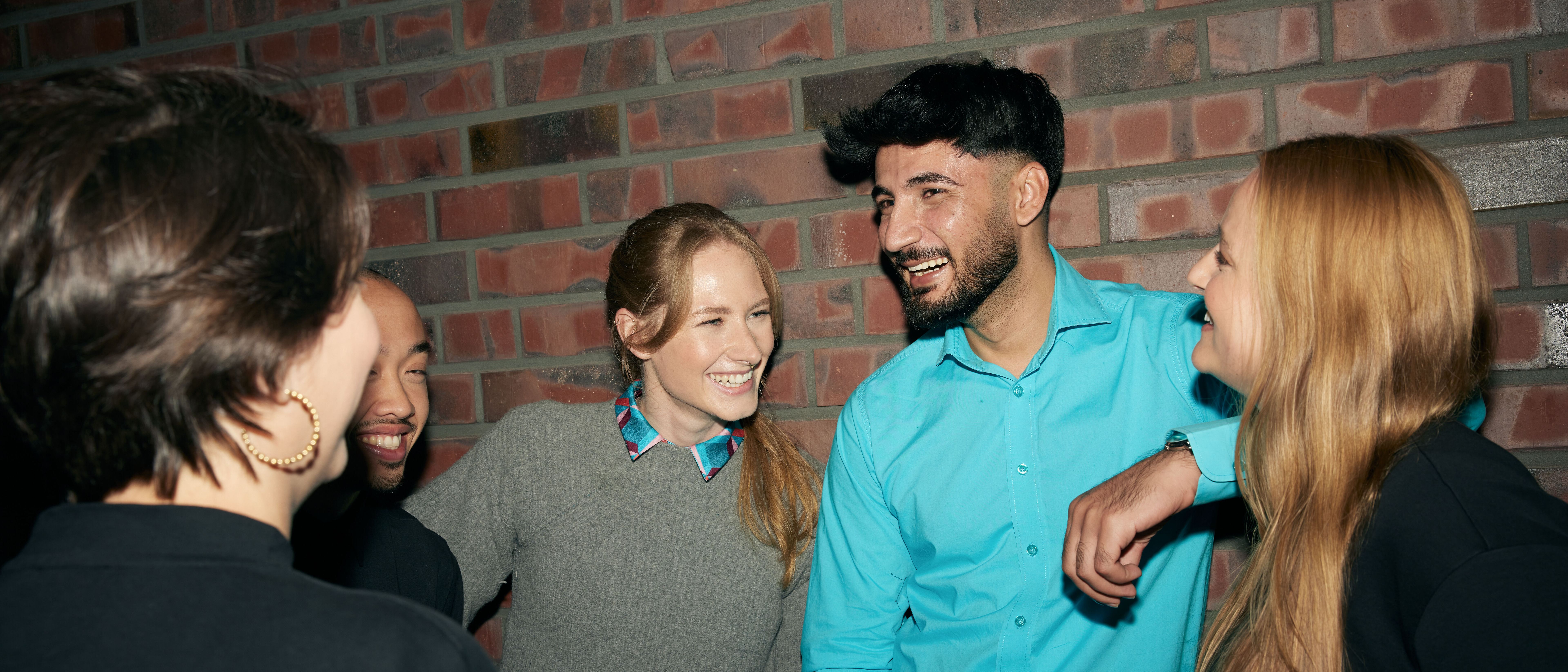 Motel One und The Cloud One Mitarbeitende unterhalten sich