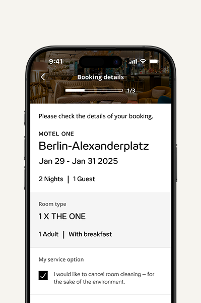 Anzeige der Buchungsdetails für Motel One Berlin-Alexanderplatz, Aufenthalt vom 29. bis 31. Januar 2025, 2 Nächte, 1 Gast, Zimmerkategorie „THE ONE“ mit Frühstück. Option zur Umweltfreundlichen Stornierung der Zimmerreinigung ausgewählt.
