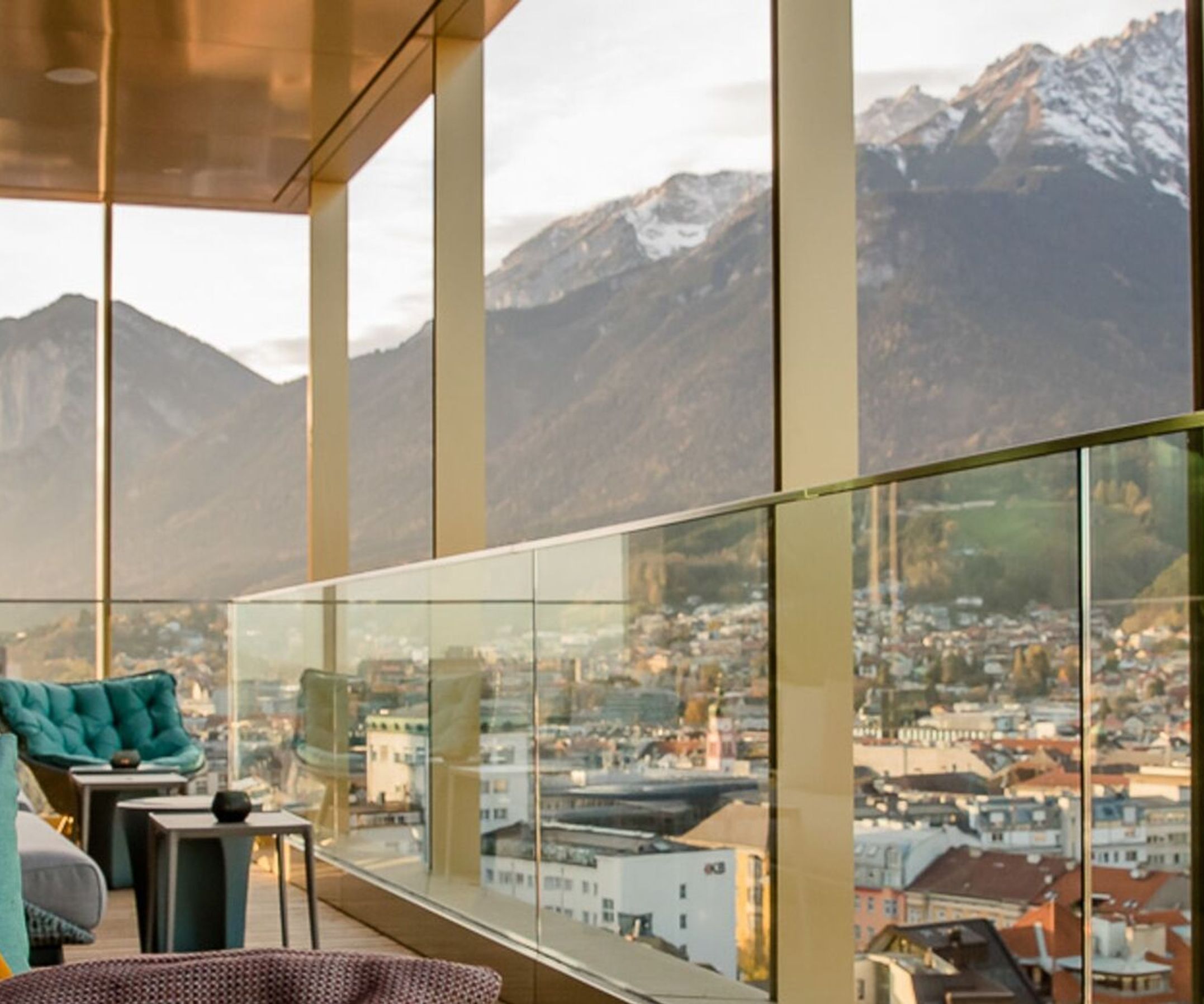 Hotel Innsbruck Motel One Zuschnitt Terrasse mit Sitzgelegenheiten sowie Panoramablick über die Stadt und die Berge