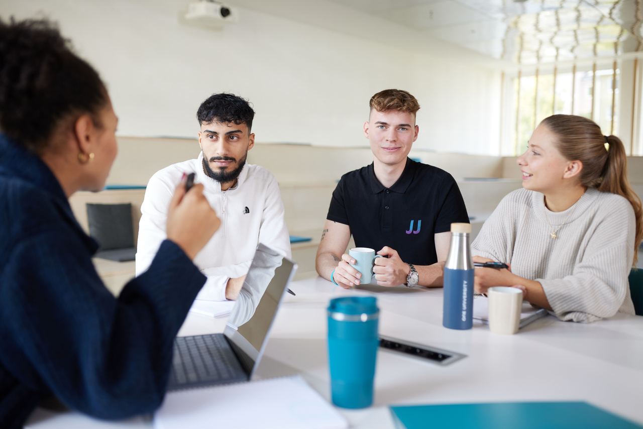 Joel mit einer Gruppe von dual Studierenden