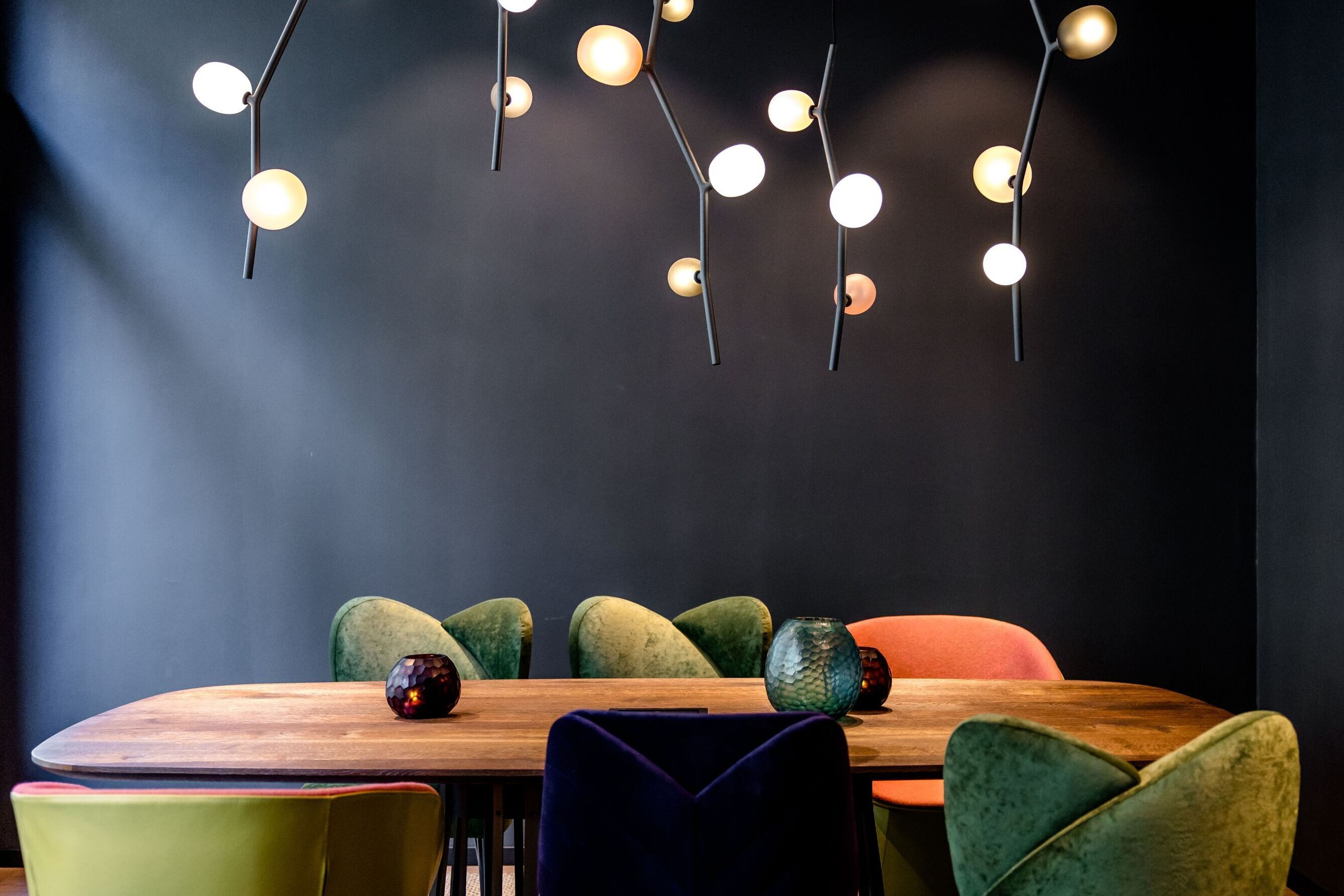 Designhotel München Hauptbahnhof Motel One Tisch mit sechs Stühlen