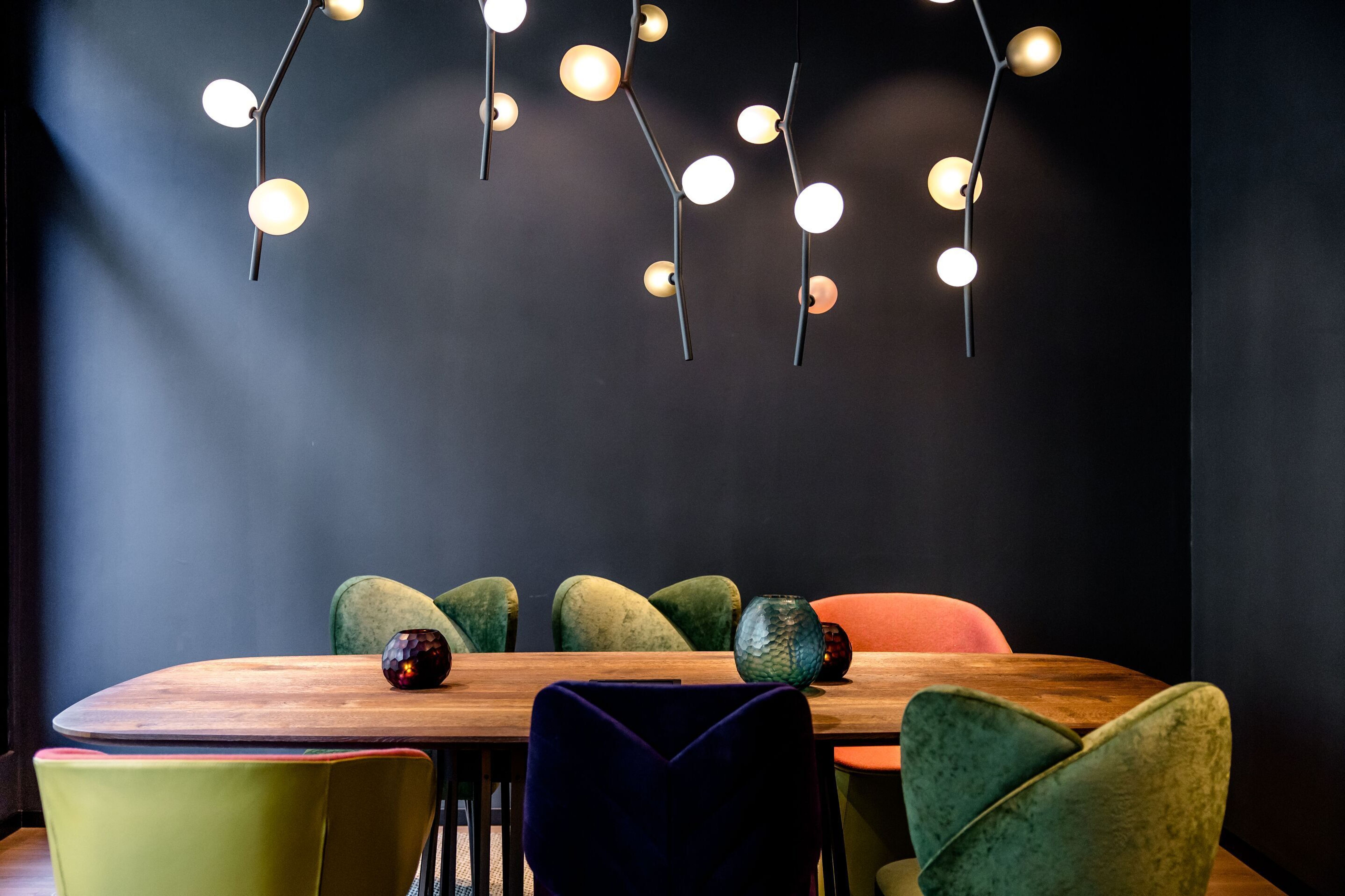 designhotel Munich Hauptbahnhof Motel One table with six chairs