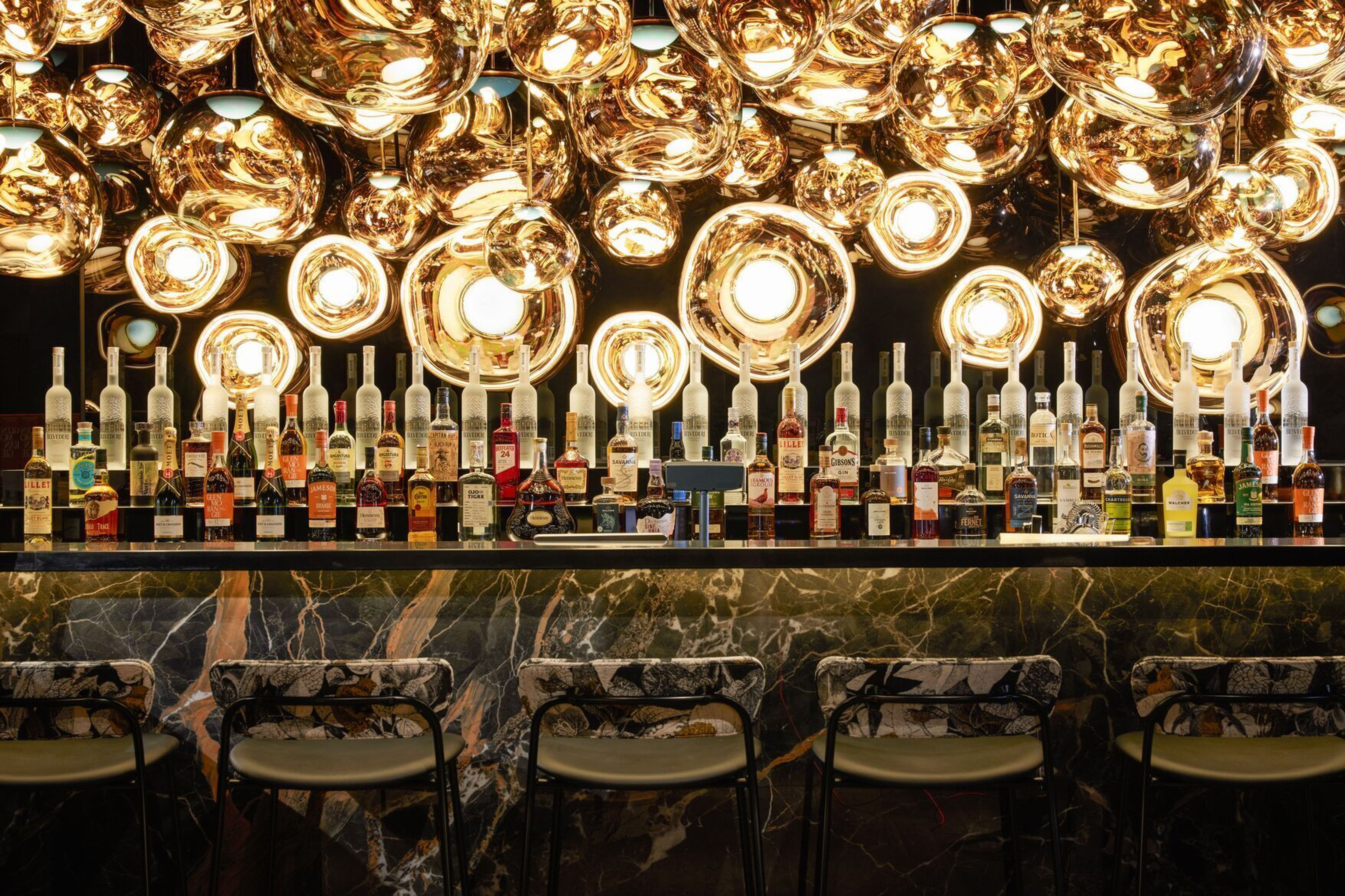 Designhotel Danzig The Cloud One Bar mit vielen runden Lampen