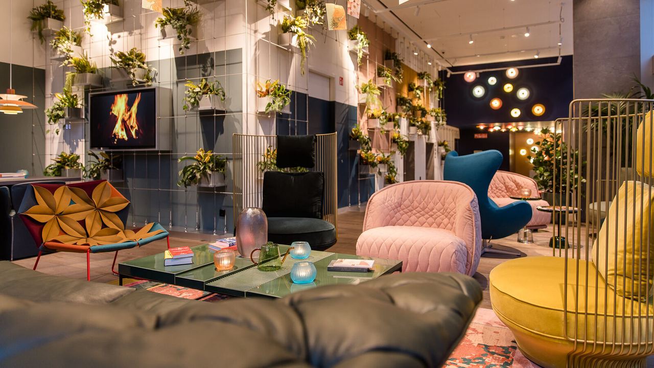 designhotel Rotterdam Motel One lounge with several armchairs