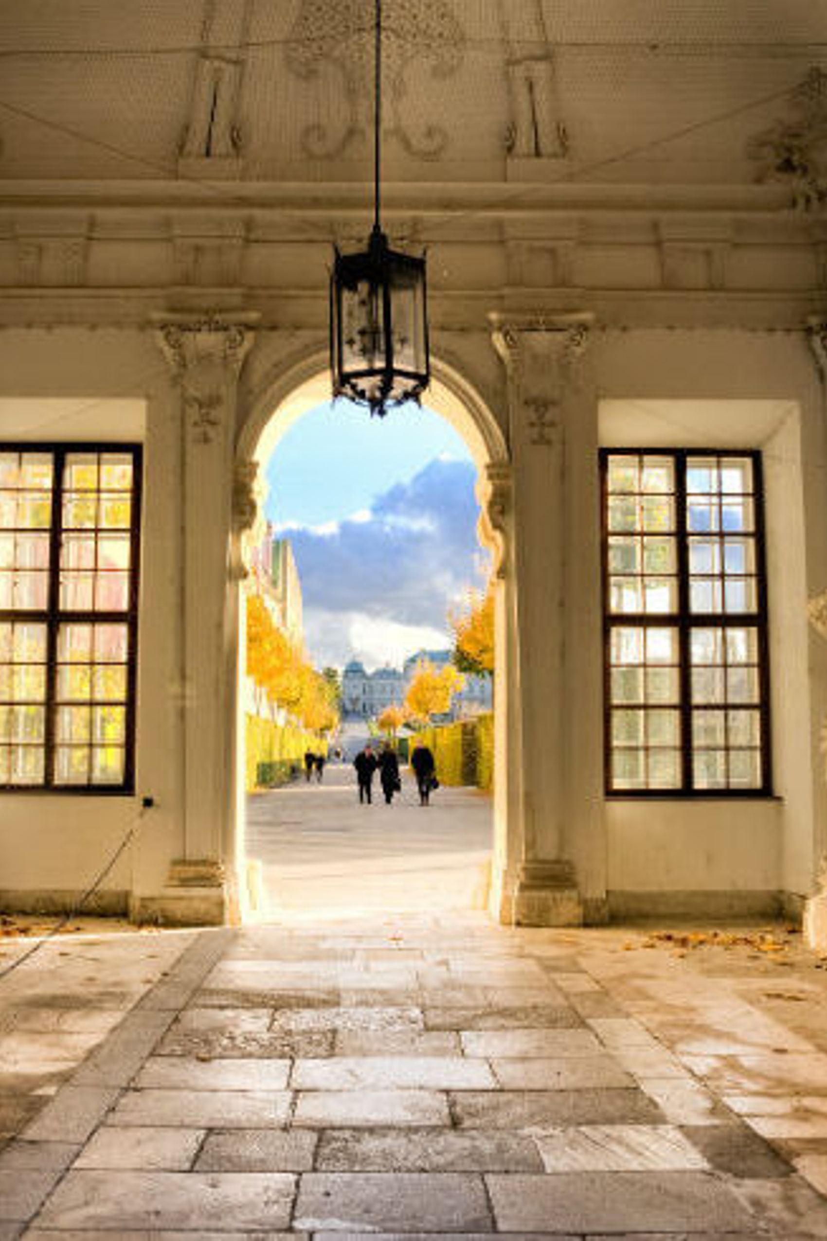 Blick aus dem Tor der Hofburg in Wien während eines Spaziergangs durch die historische Innenstadt