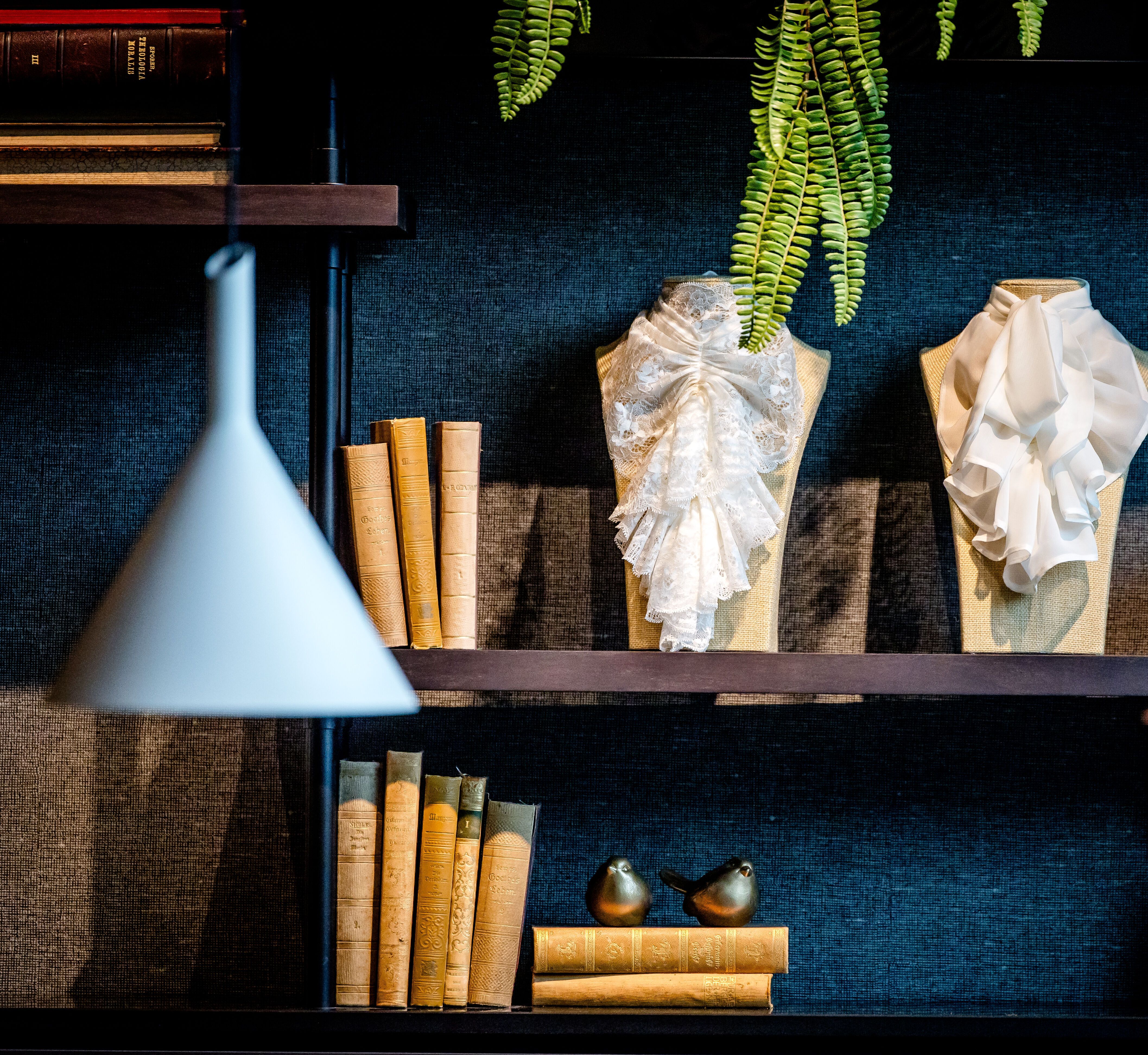 Hotel Karlsruhe Motel One Blick in Regal mit Dekoration, die zum Thema "Recht" passt