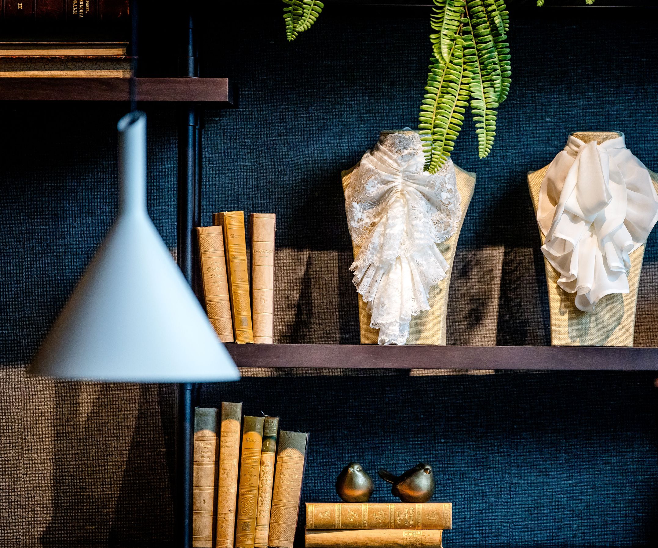 Hotel Karlsruhe Motel One Blick in Regal mit Dekoration, die zum Thema "Recht" passt