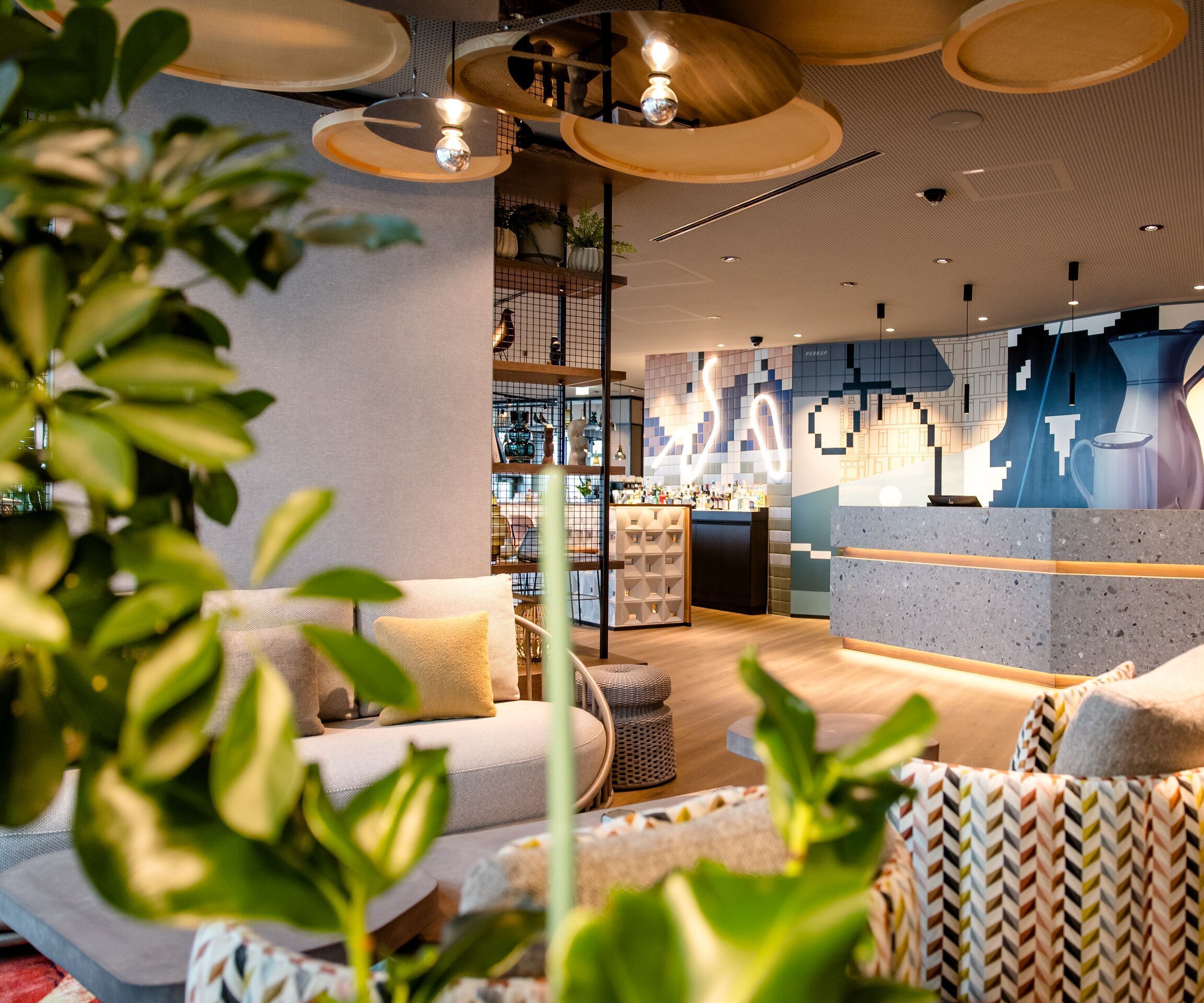 Designhotel Wien Donau City Motel One Blick über Sitzgelegenheiten auf die Rezeption