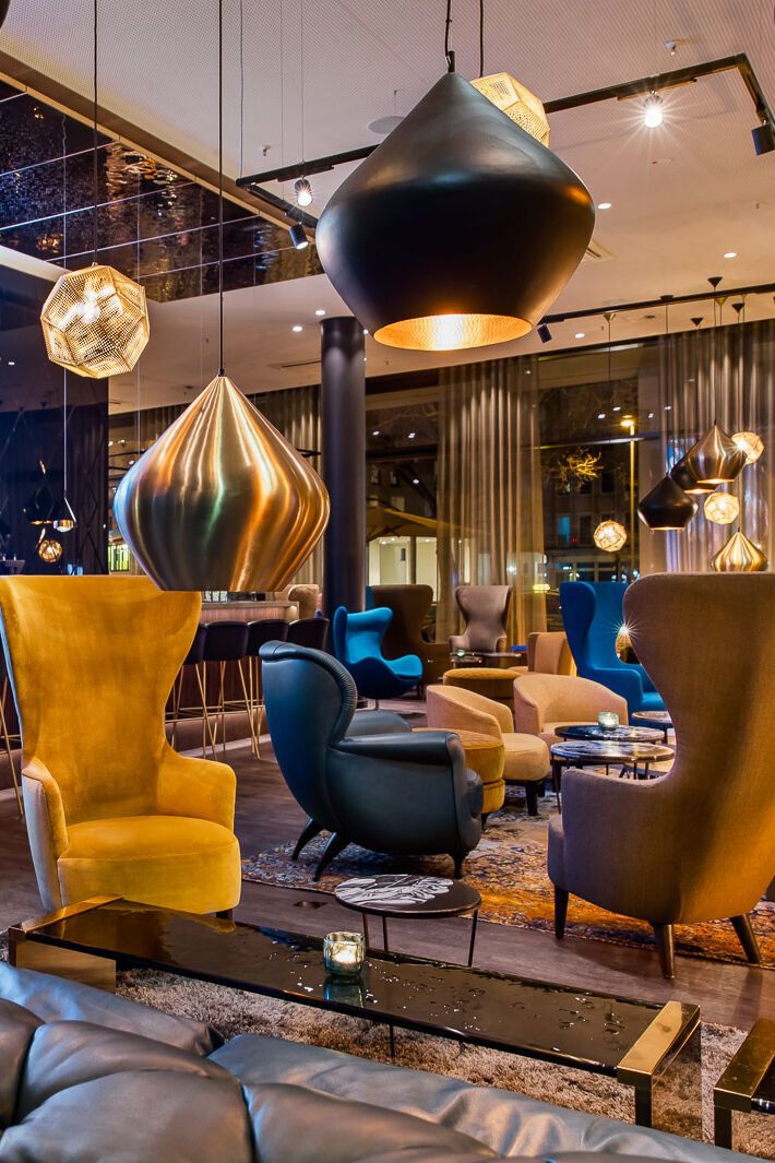Designhotel Köln Altstadt Motel One Lounge mit Couch und Sesseln